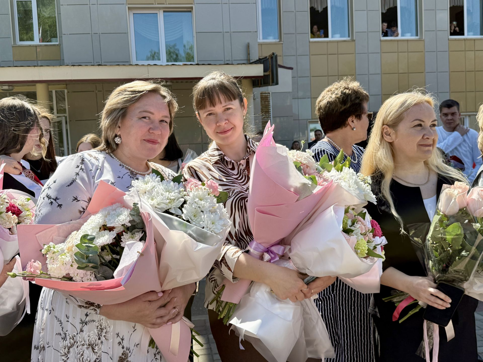 Школьный вальс на последнем звонке станцевали выпускники школы №1 Менделеевска