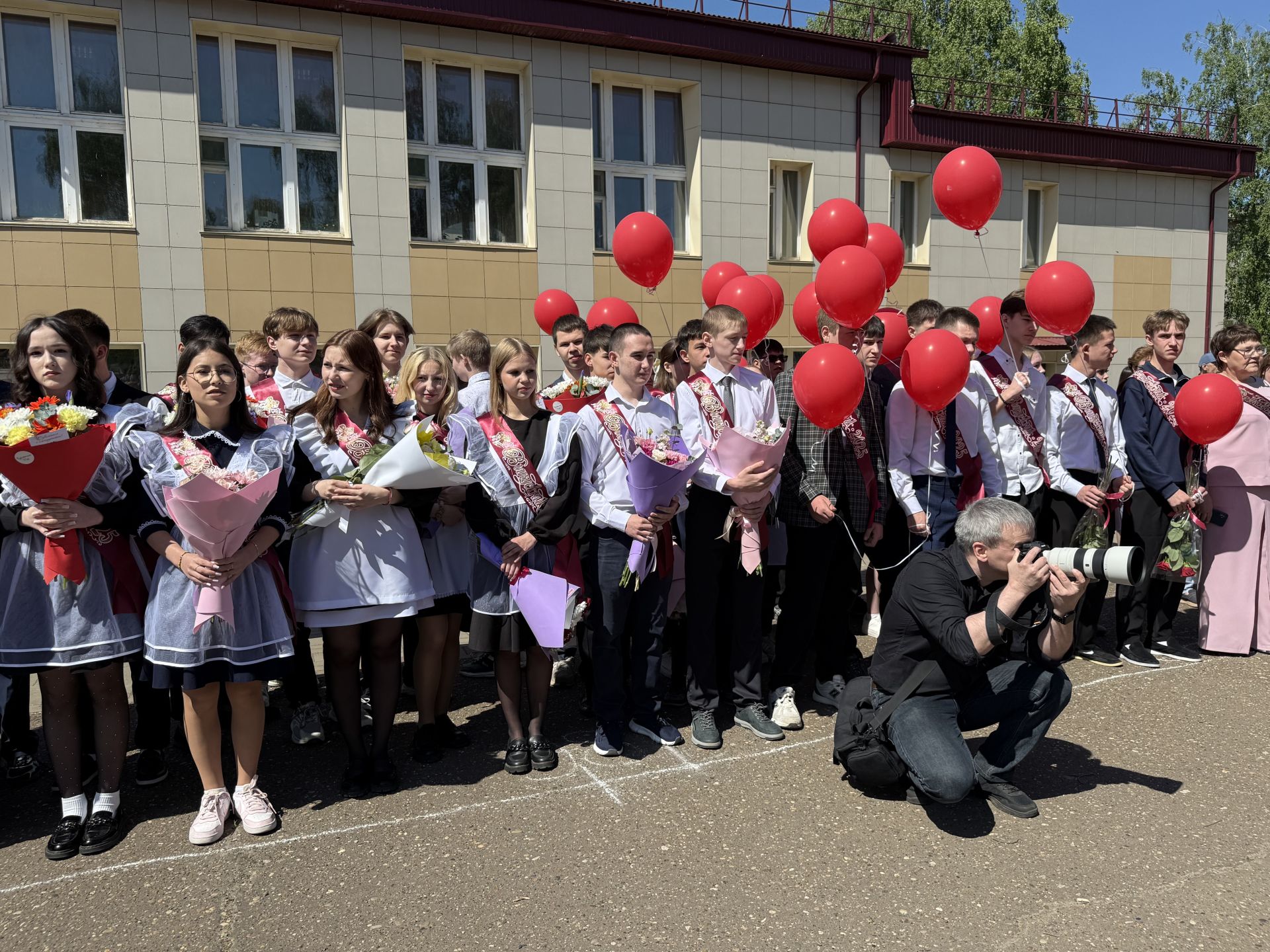 Школьный вальс на последнем звонке станцевали выпускники школы №1 Менделеевска