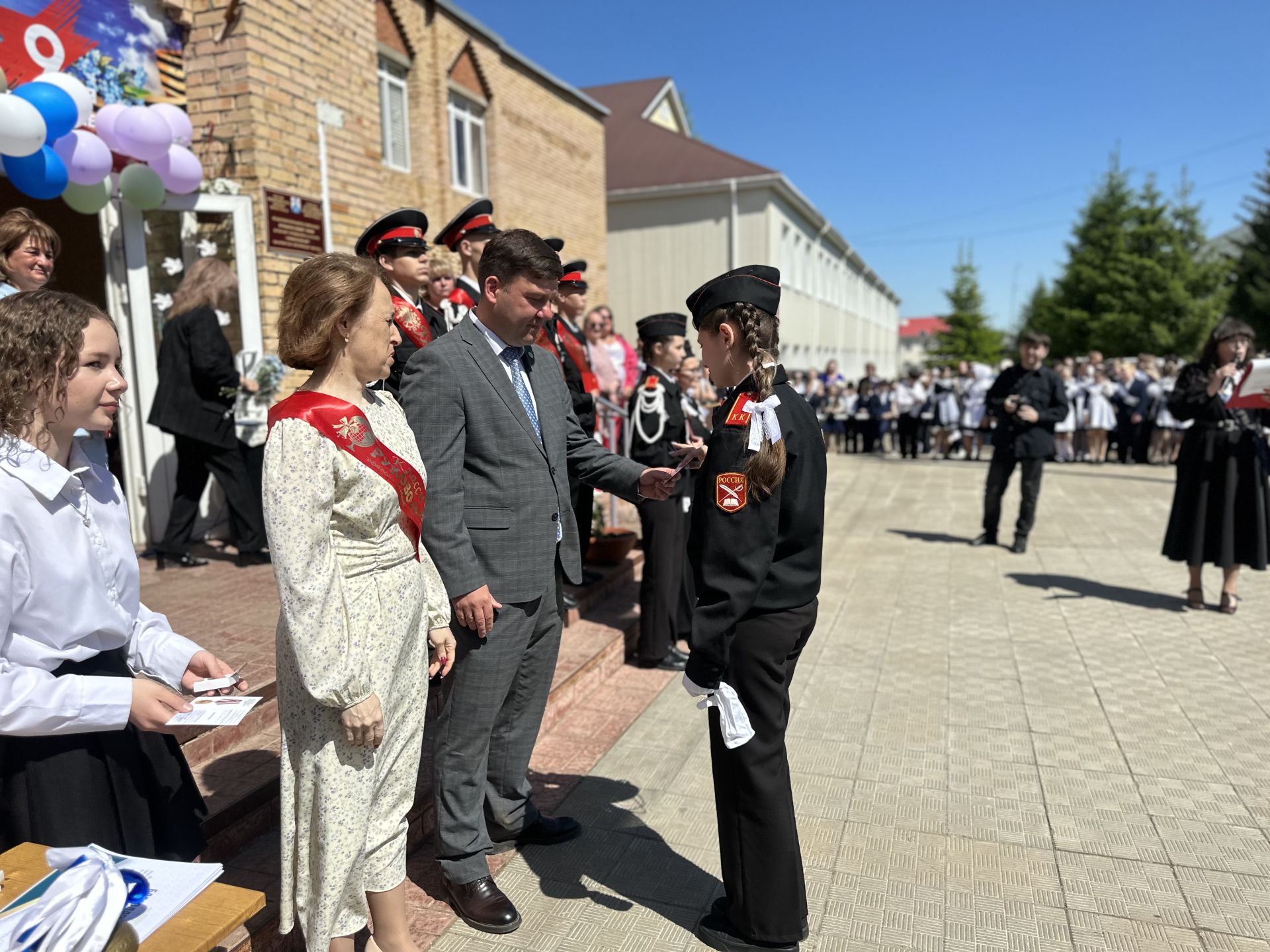 Последние звонки прозвучали во всех школах Менделеевска