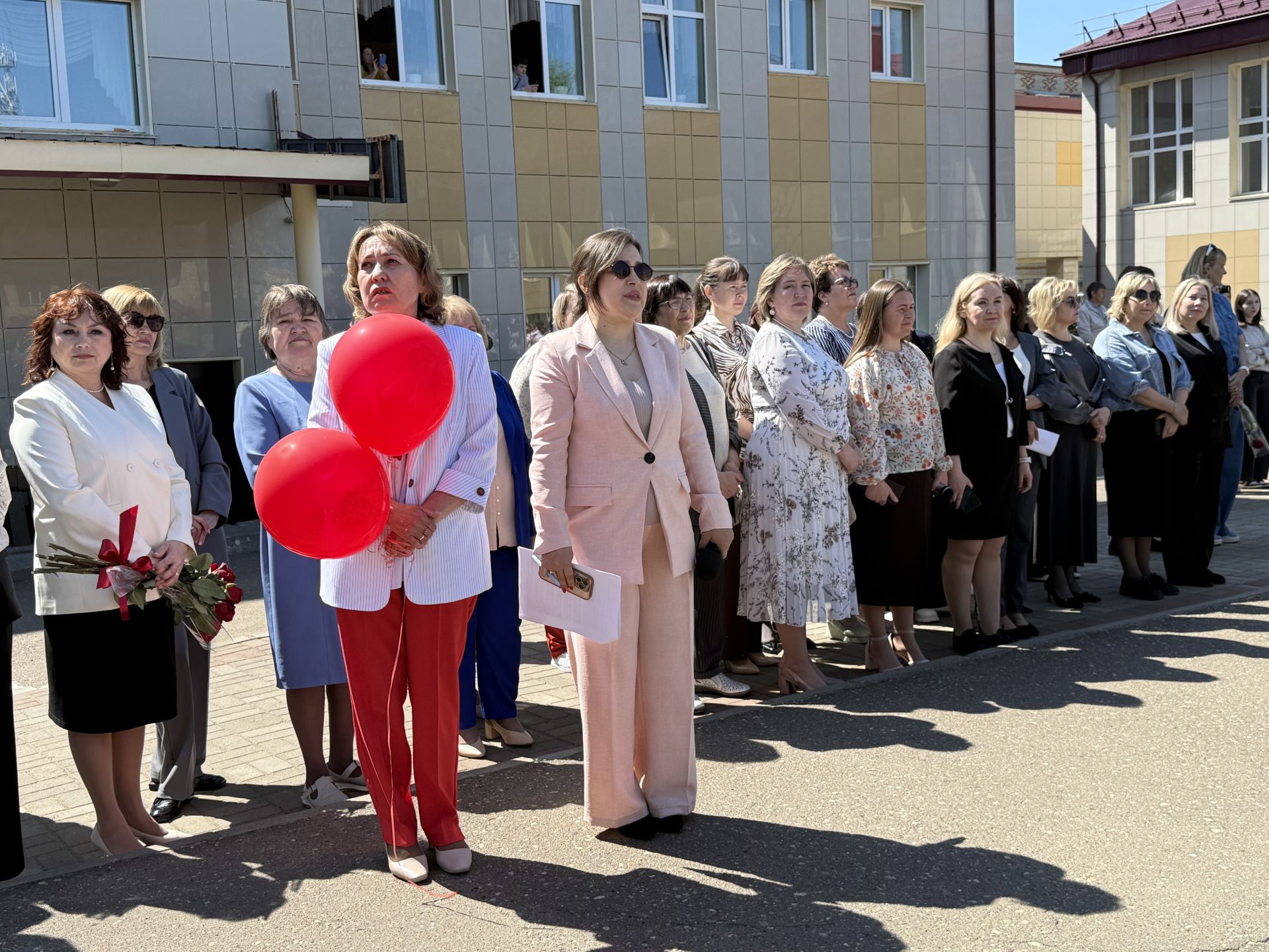 Школьный вальс на последнем звонке станцевали выпускники школы №1 Менделеевска