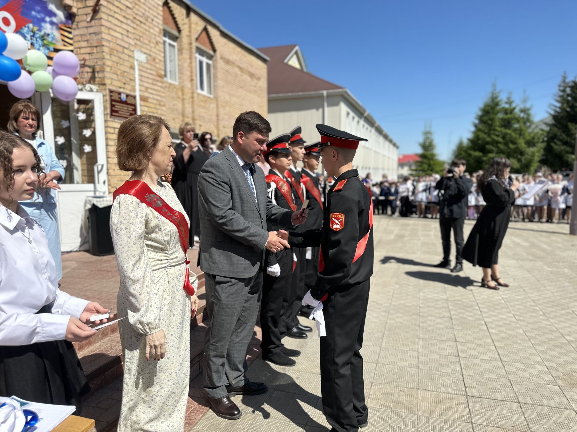 Последние звонки прозвучали во всех школах Менделеевска