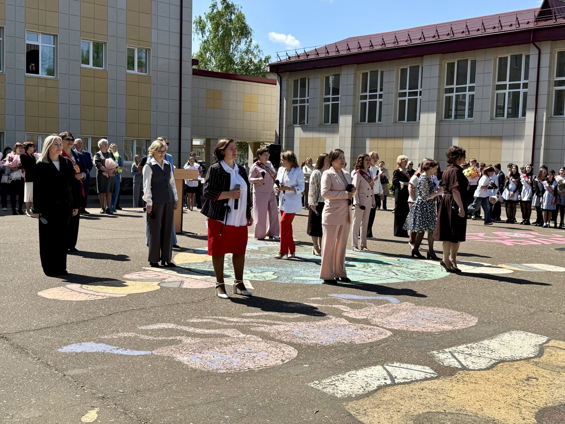Школьный вальс на последнем звонке станцевали выпускники школы №1 Менделеевска