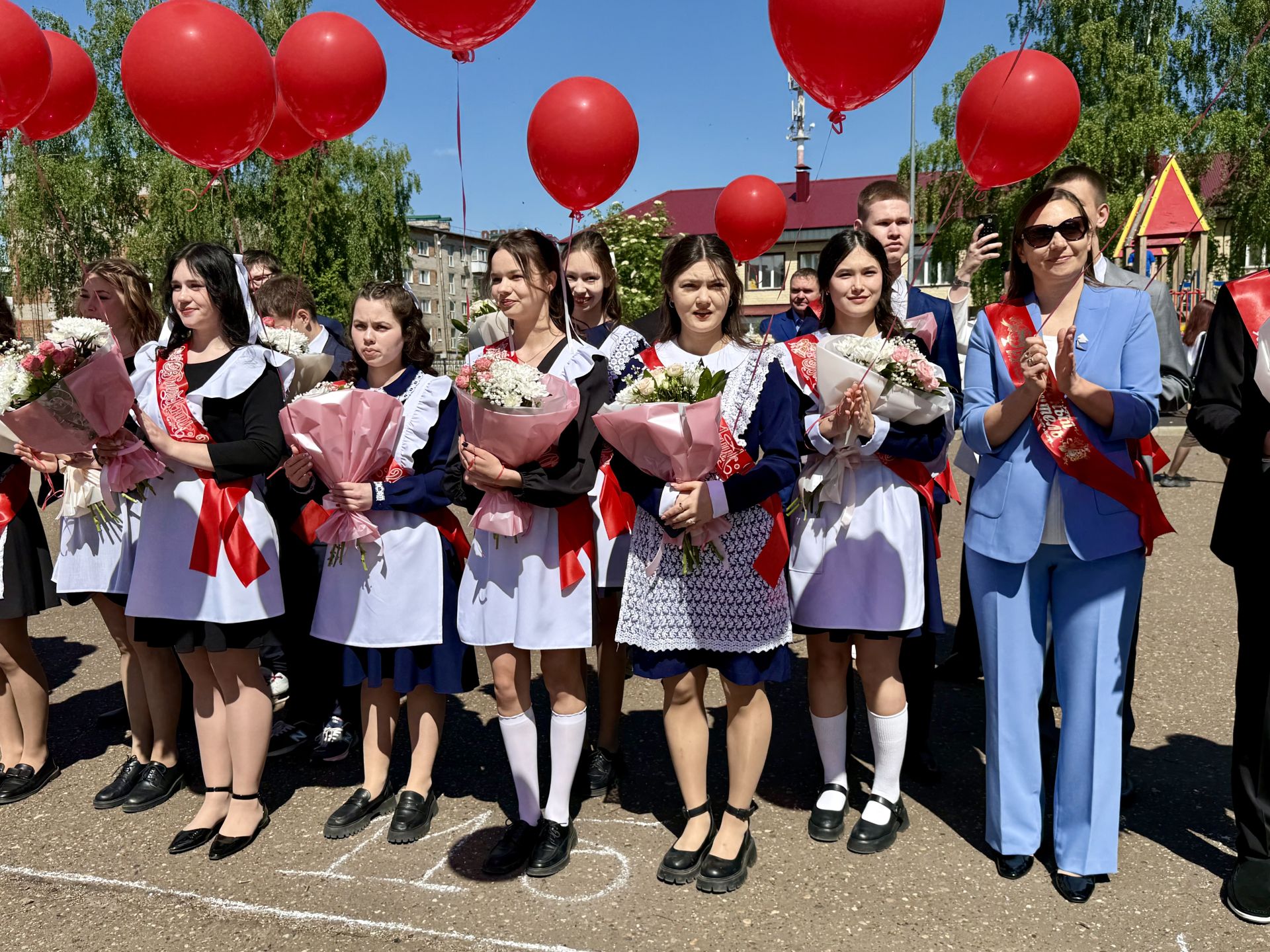 Школьный вальс на последнем звонке станцевали выпускники школы №1 Менделеевска