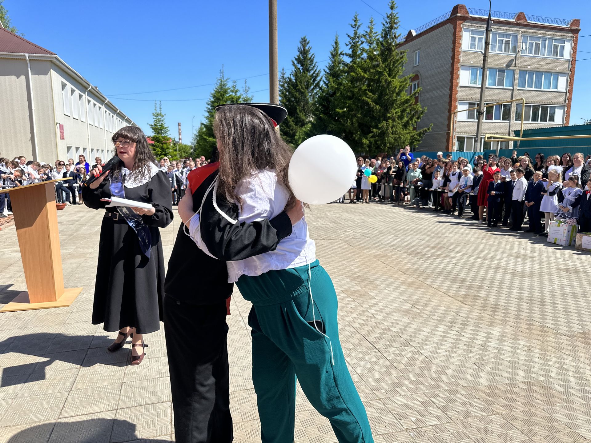 Последние звонки прозвучали во всех школах Менделеевска