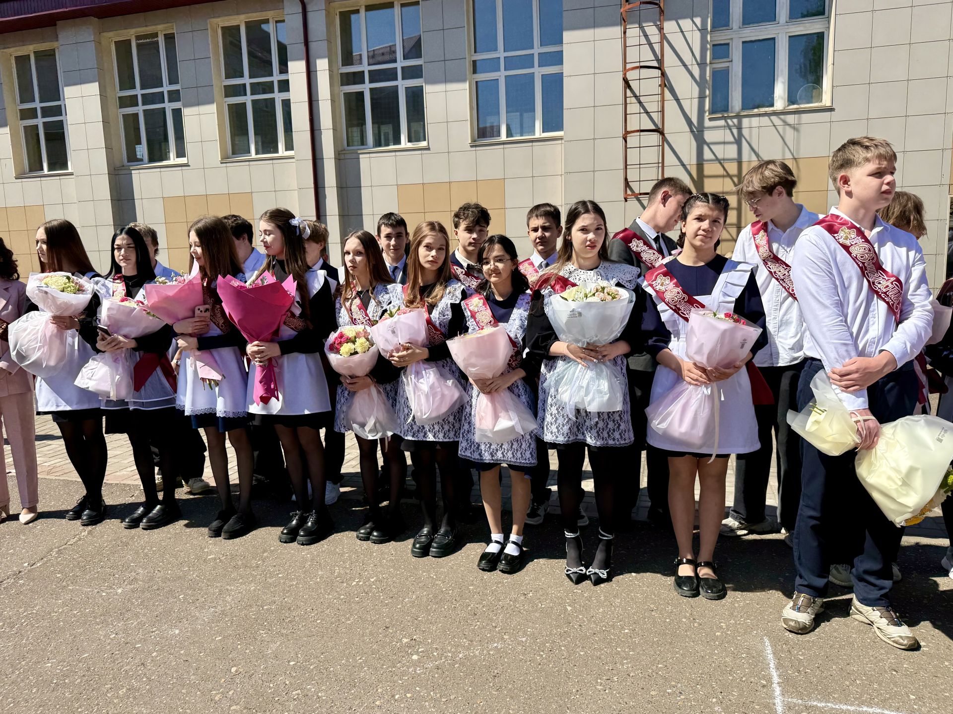 Школьный вальс на последнем звонке станцевали выпускники школы №1 Менделеевска