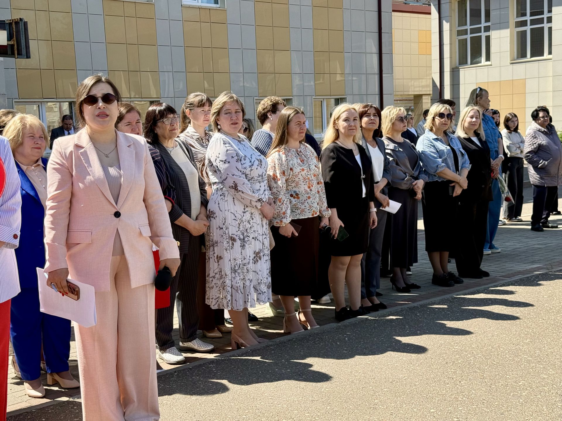 Школьный вальс на последнем звонке станцевали выпускники школы №1 Менделеевска