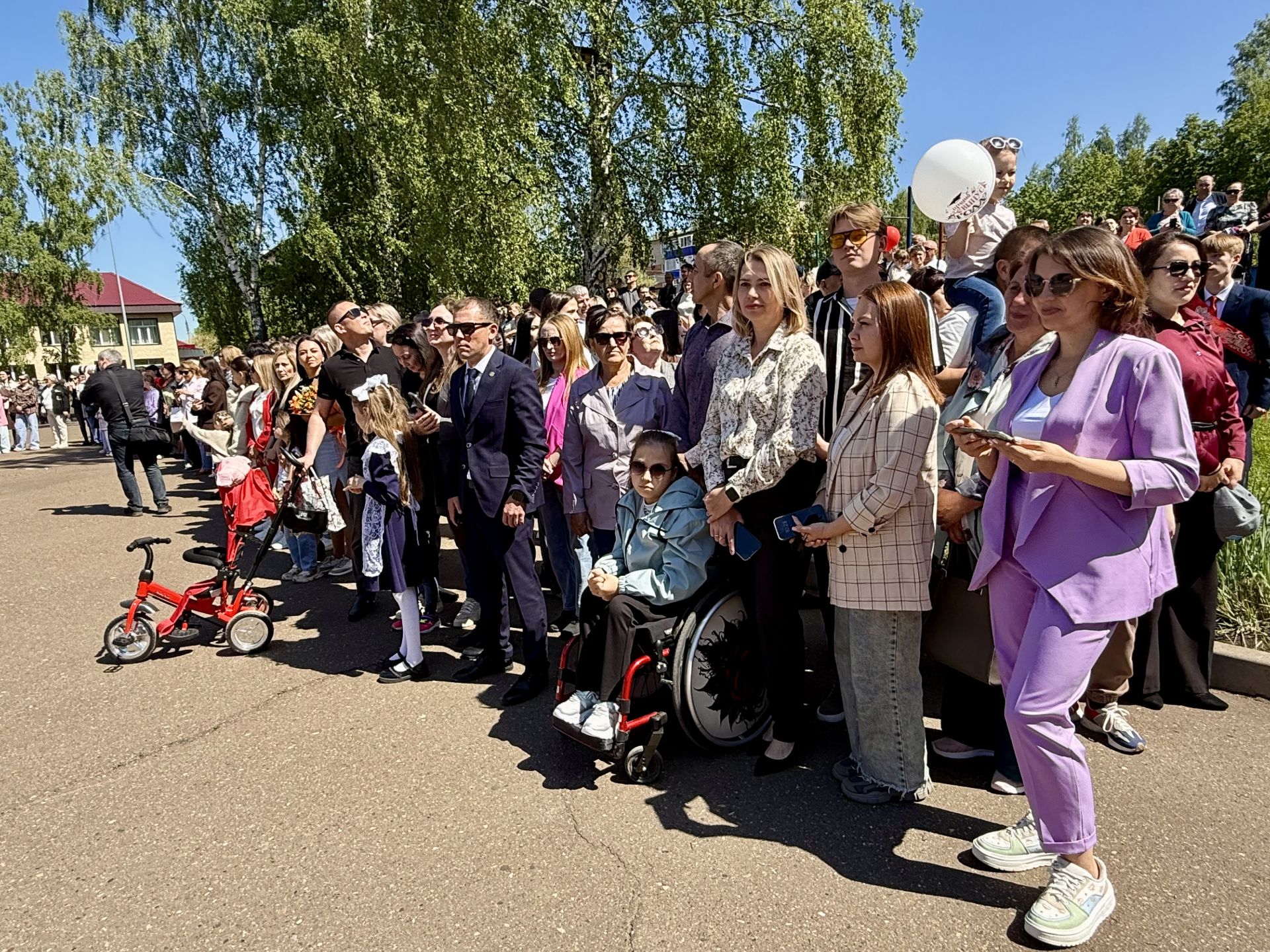 Школьный вальс на последнем звонке станцевали выпускники школы №1 Менделеевска
