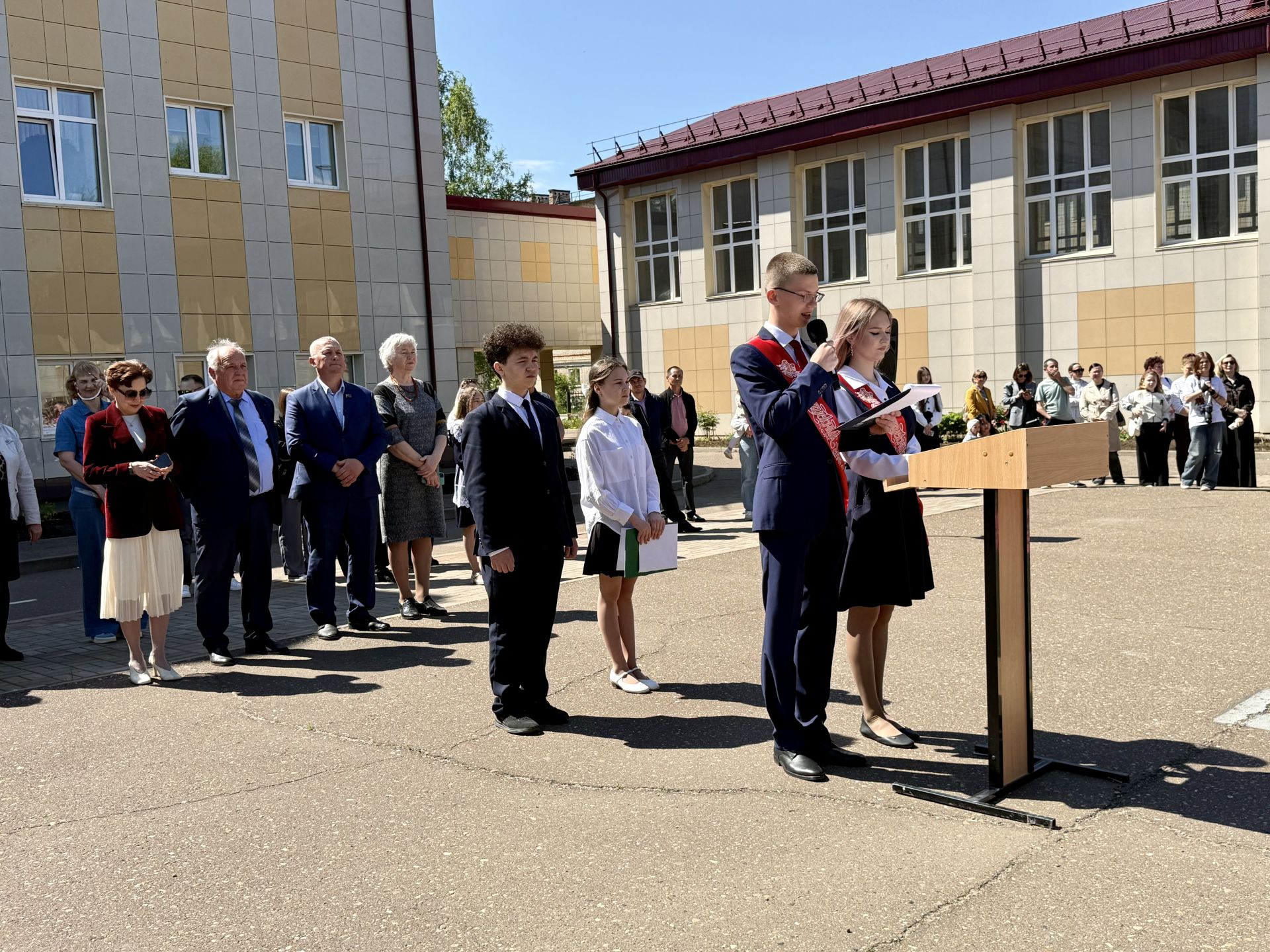 Школьный вальс на последнем звонке станцевали выпускники школы №1 Менделеевска