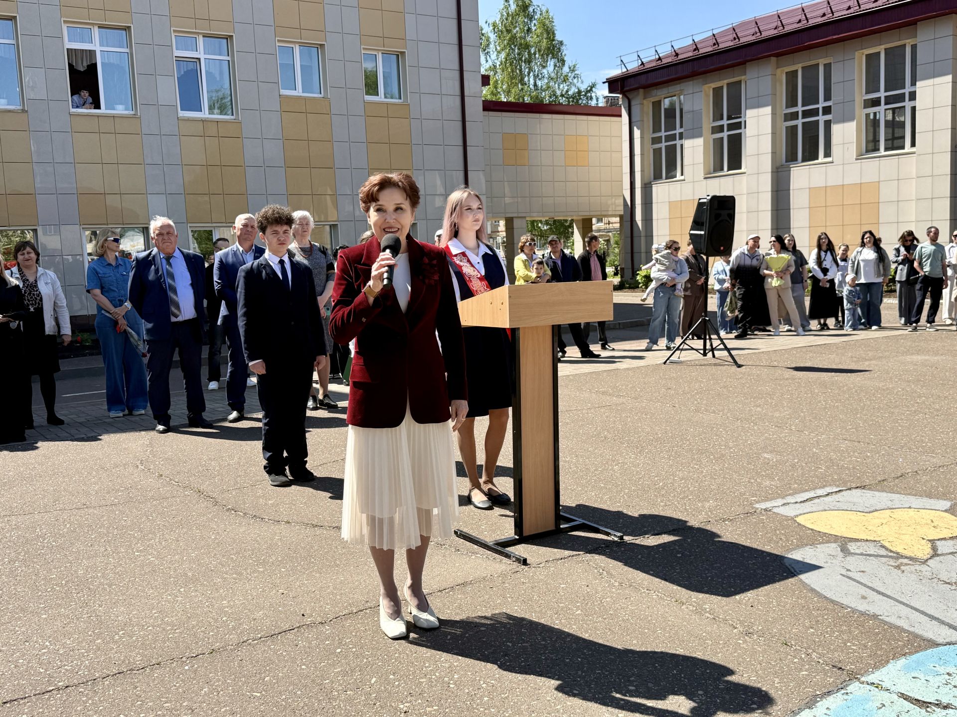 Школьный вальс на последнем звонке станцевали выпускники школы №1 Менделеевска