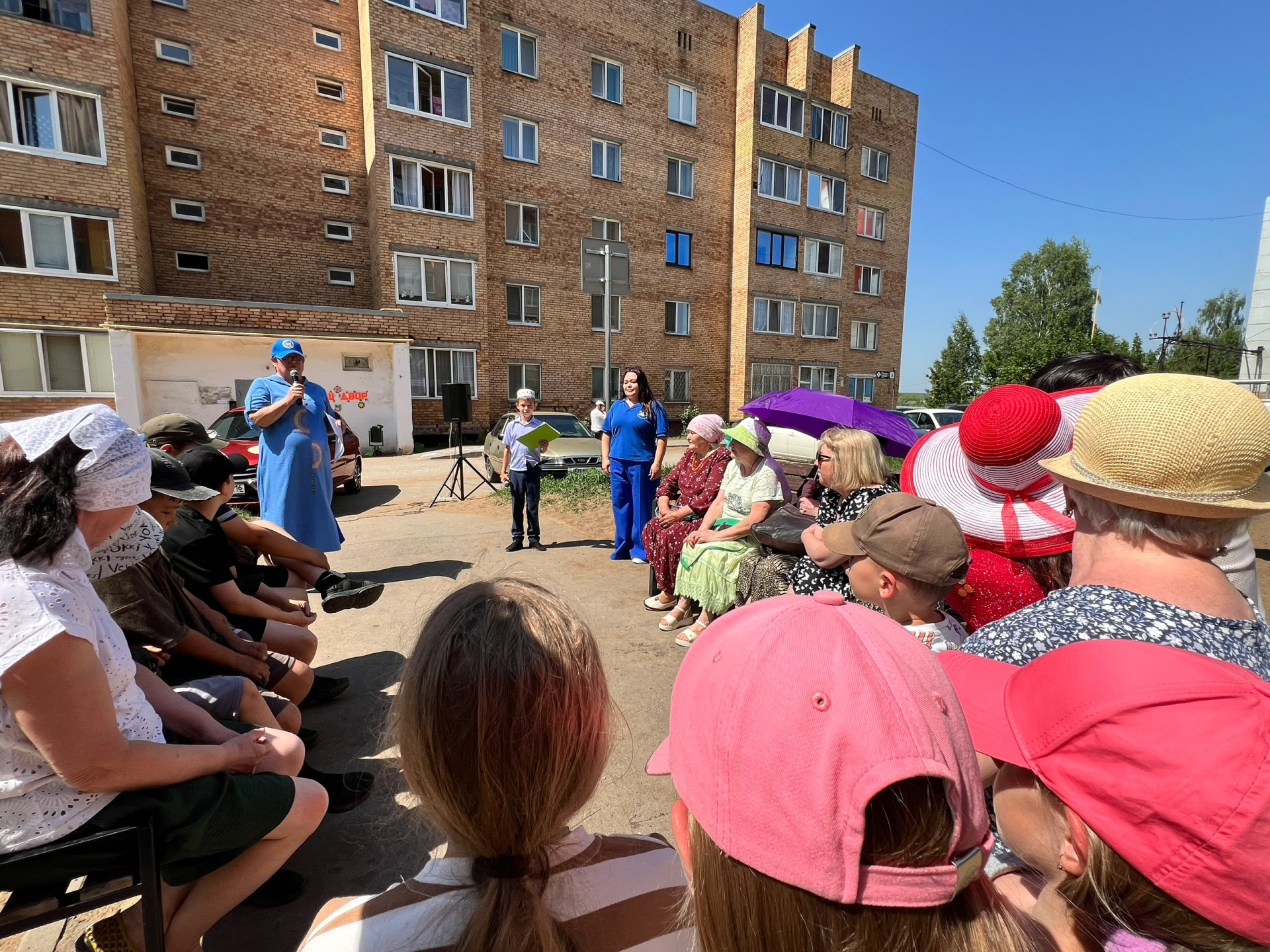 В Менделеевске по улице Чоловского, д.8 провели праздник двора