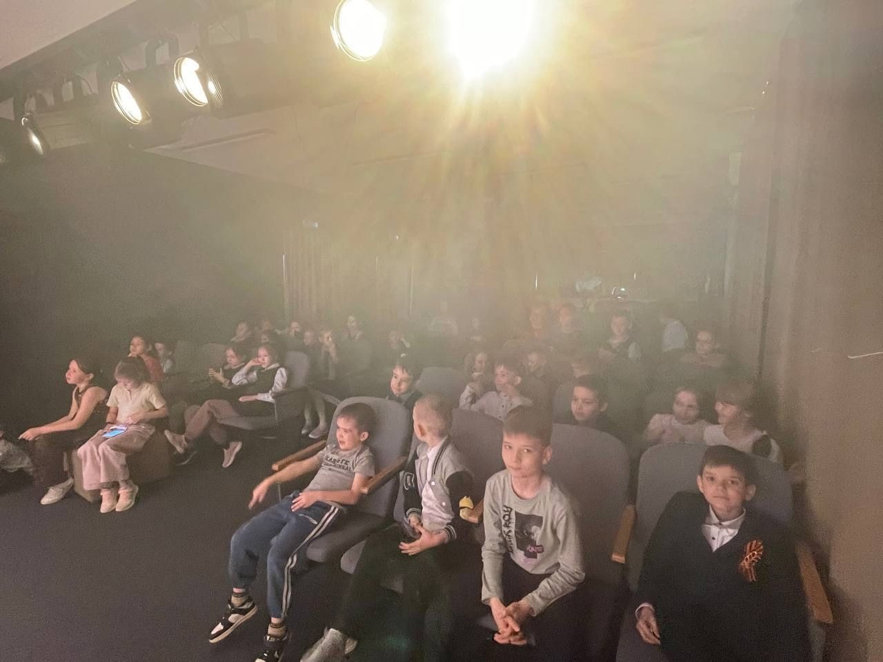 В Менделеевске первоклассники увидели волшебный спектакль «Маленькая Баба-Яга»
