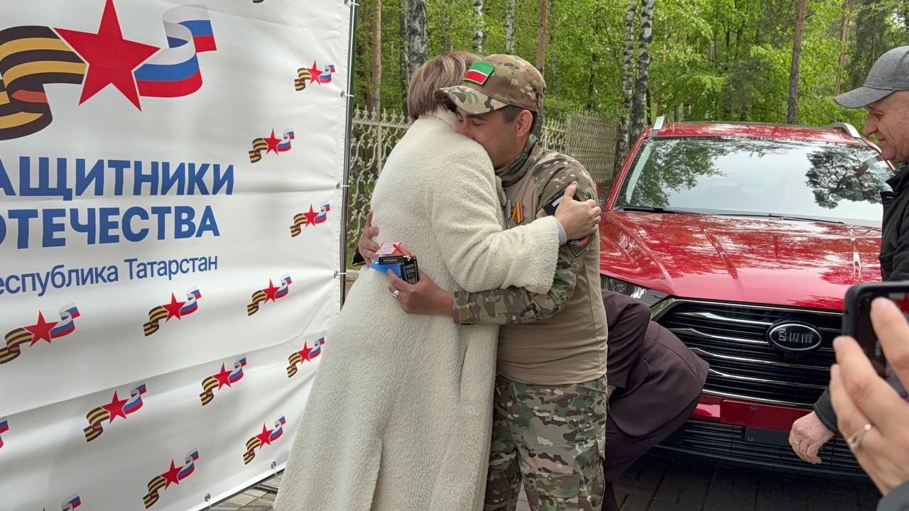 Автомобиль для героя: ветеран СВО из Менделеевска получил кроссовер