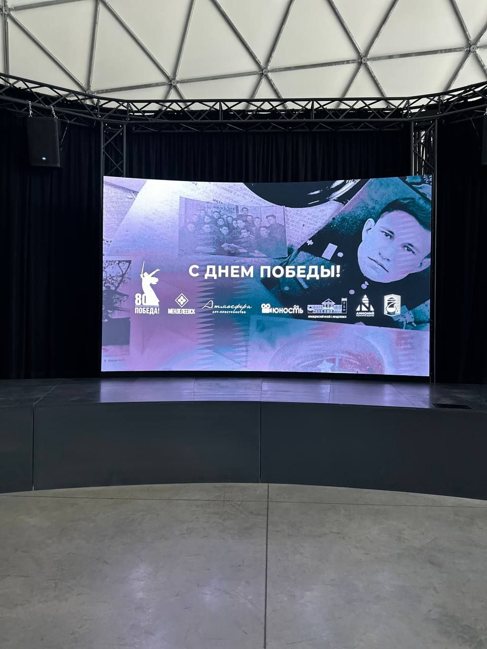 В культурно-выставочном центре «Атмосфера» открылась уникальная фотовыставка «Маленькая девочка и большая победа» и «Лица победы»