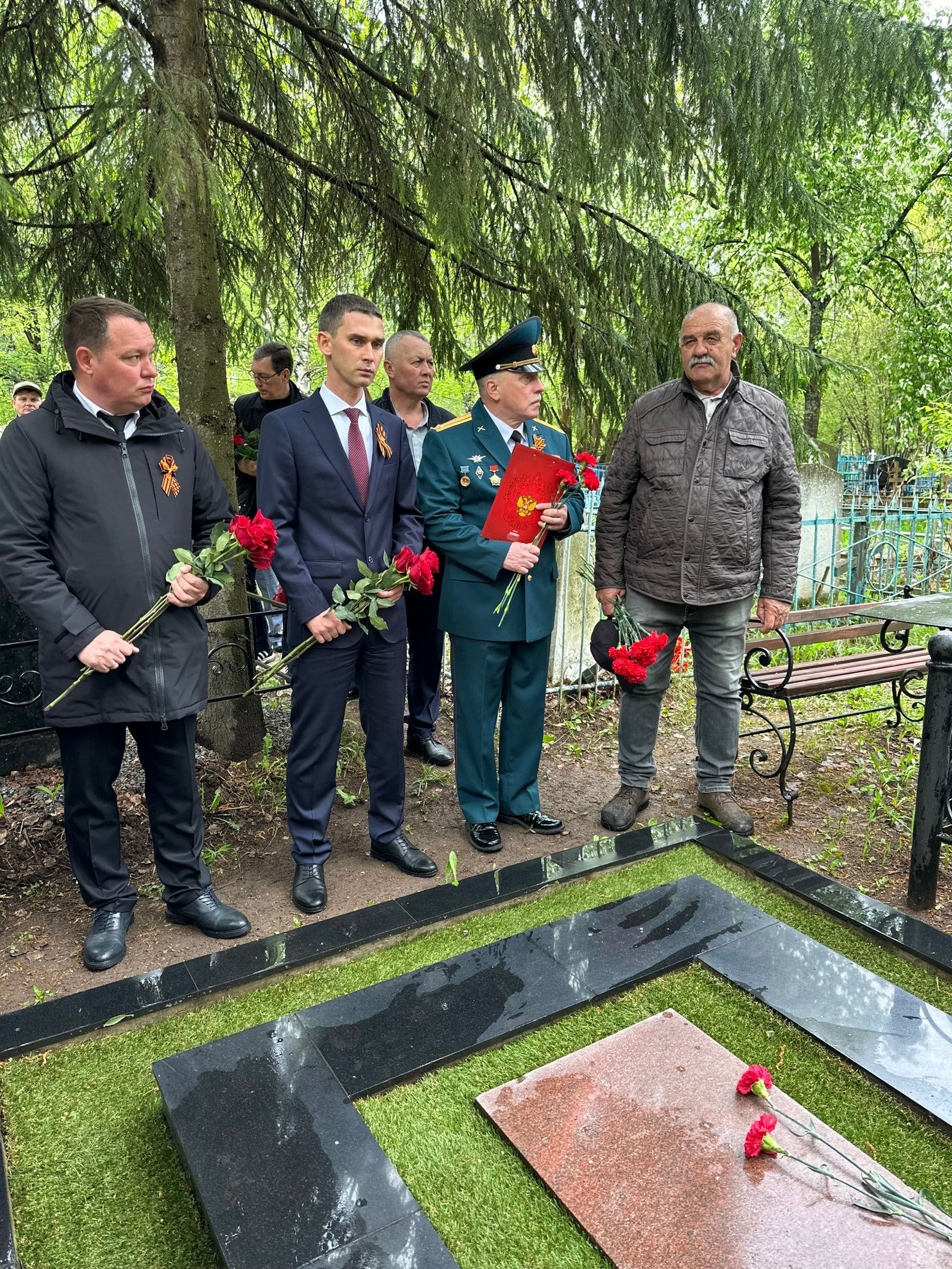 Руководство города возложили цветы на могилы Героев Советского Союза