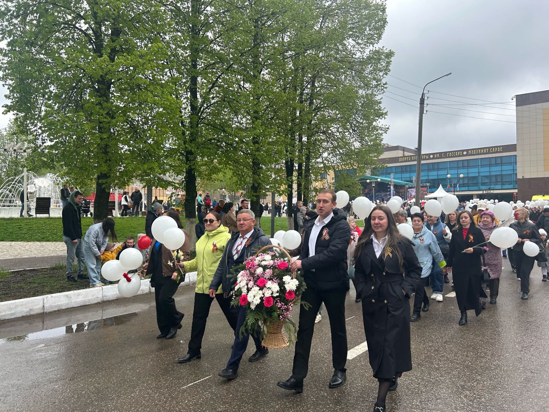 В Менделеевске торжественное празднование 80-летия Победы началось с проникновенной вокально-хореографической композиции