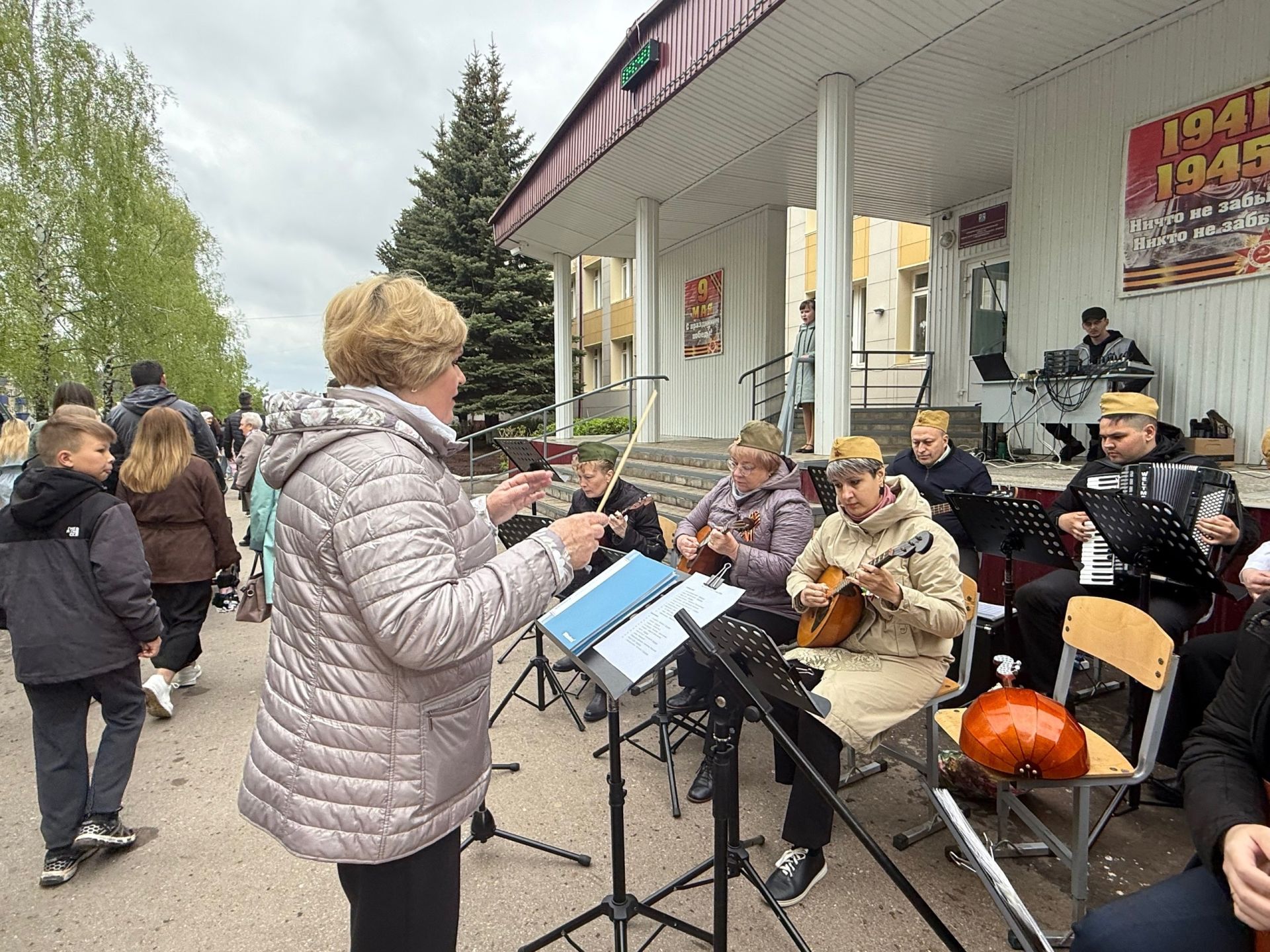 В Менделеевске провели акцию майский «Вальс Победы»