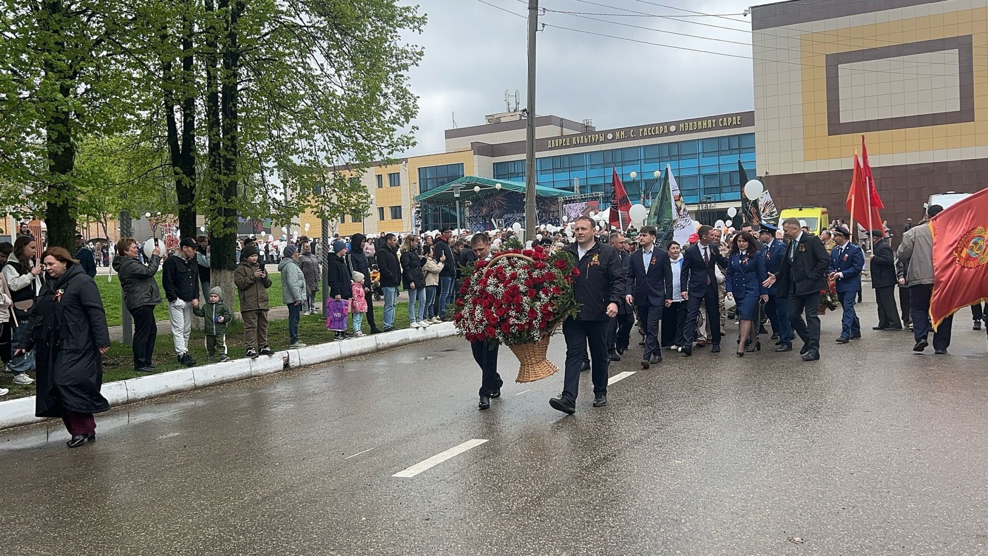 В Менделеевске торжественное празднование 80-летия Победы началось с проникновенной вокально-хореографической композиции