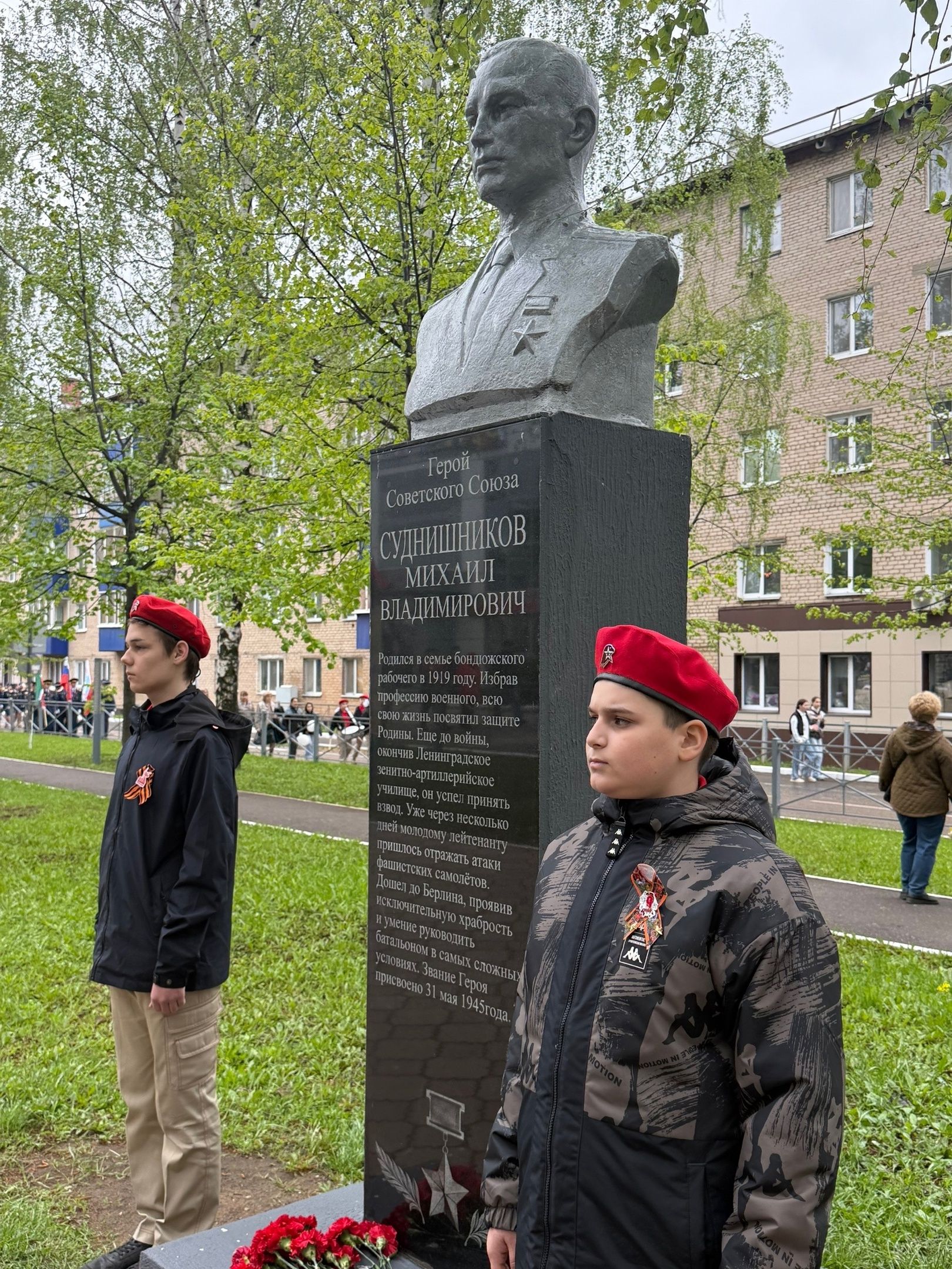 В Менделеевске возложили цветы к бюстам Героев Советского Союза