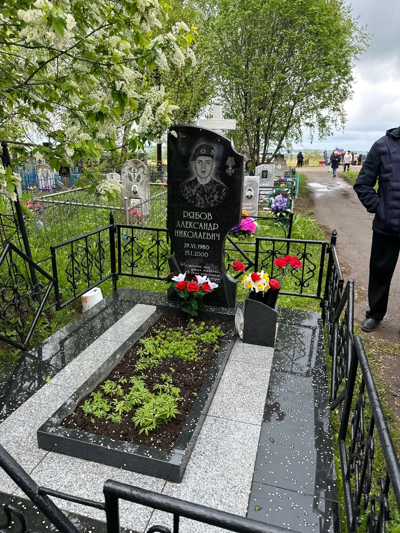 Руководство города возложили цветы на могилы Героев Советского Союза