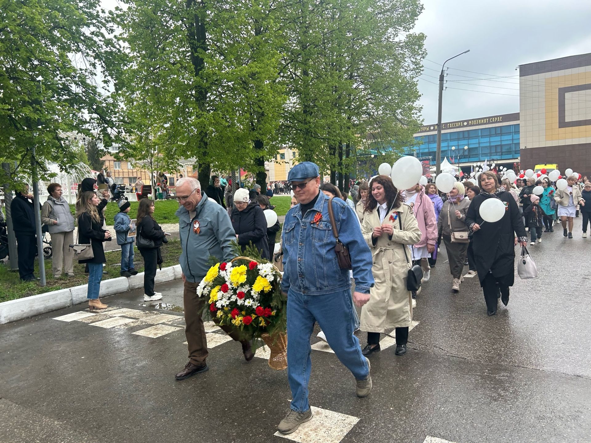В Менделеевске торжественное празднование 80-летия Победы началось с проникновенной вокально-хореографической композиции