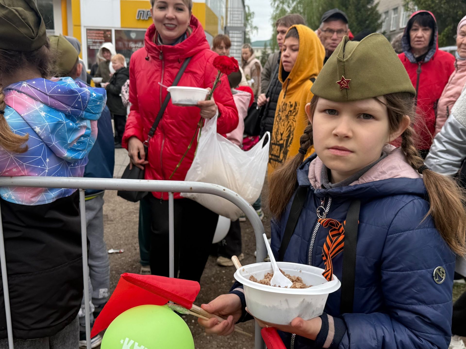 В День Победы жителей Менделеевска угощали солдатской кашей