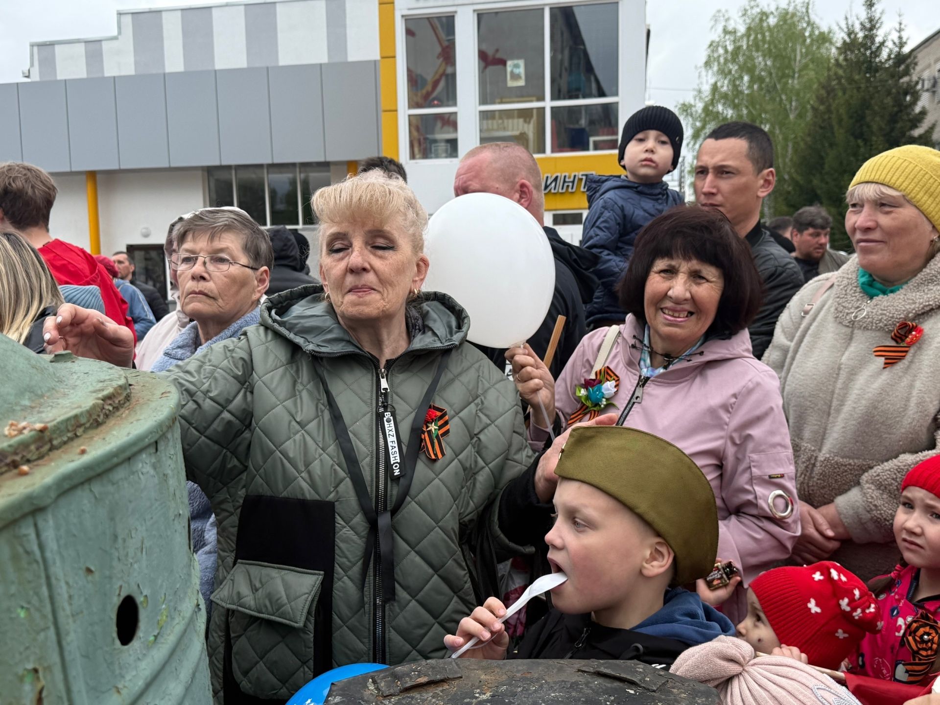 В День Победы жителей Менделеевска угощали солдатской кашей