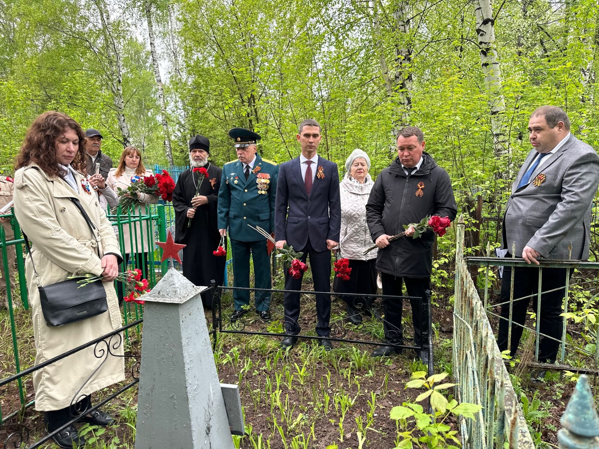 Руководство города возложили цветы на могилы Героев Советского Союза