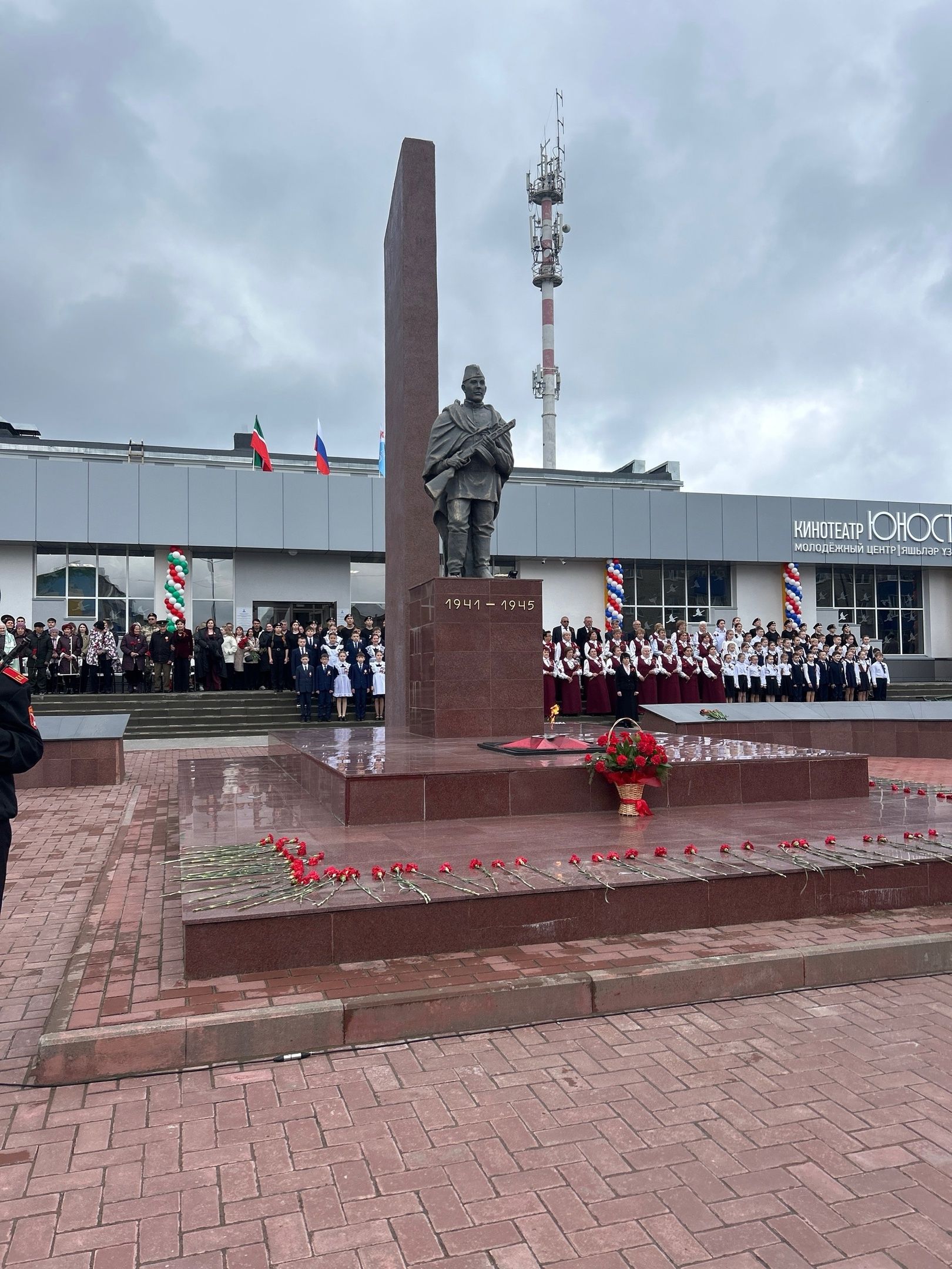 В День Победы в Менделеевске праздничное шествие колонн организовали по аллее Героев