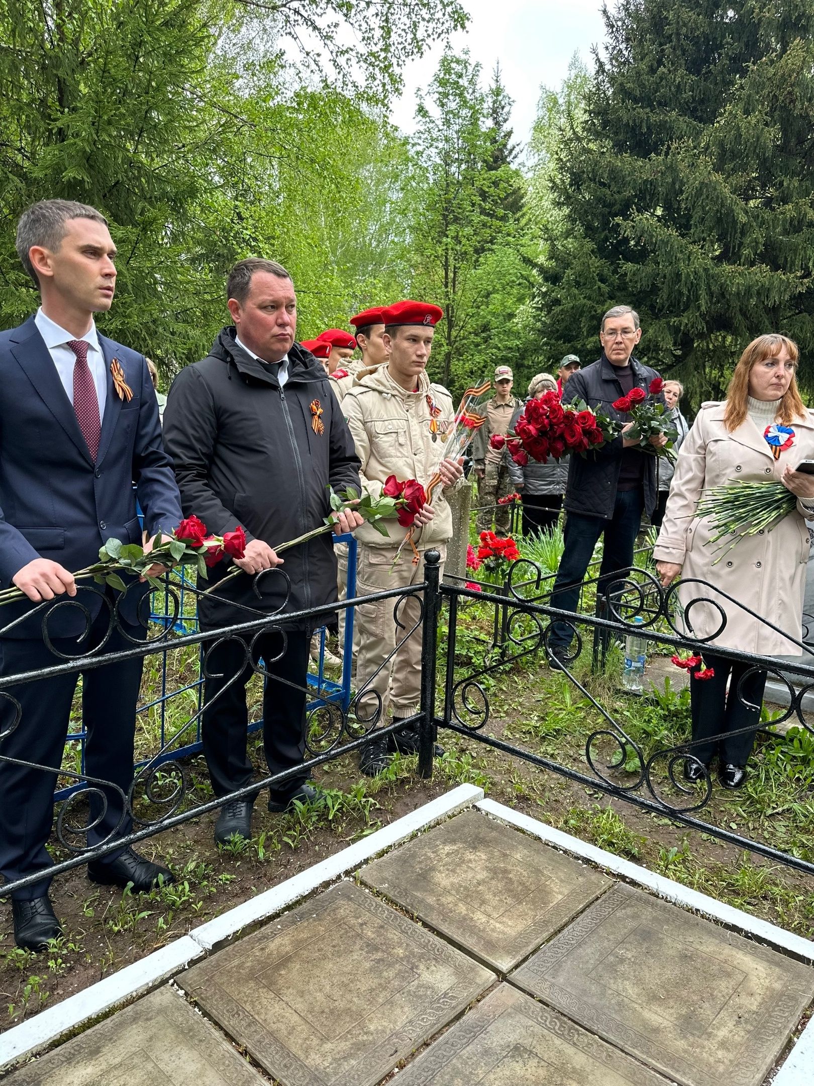 Руководство города возложили цветы на могилы Героев Советского Союза