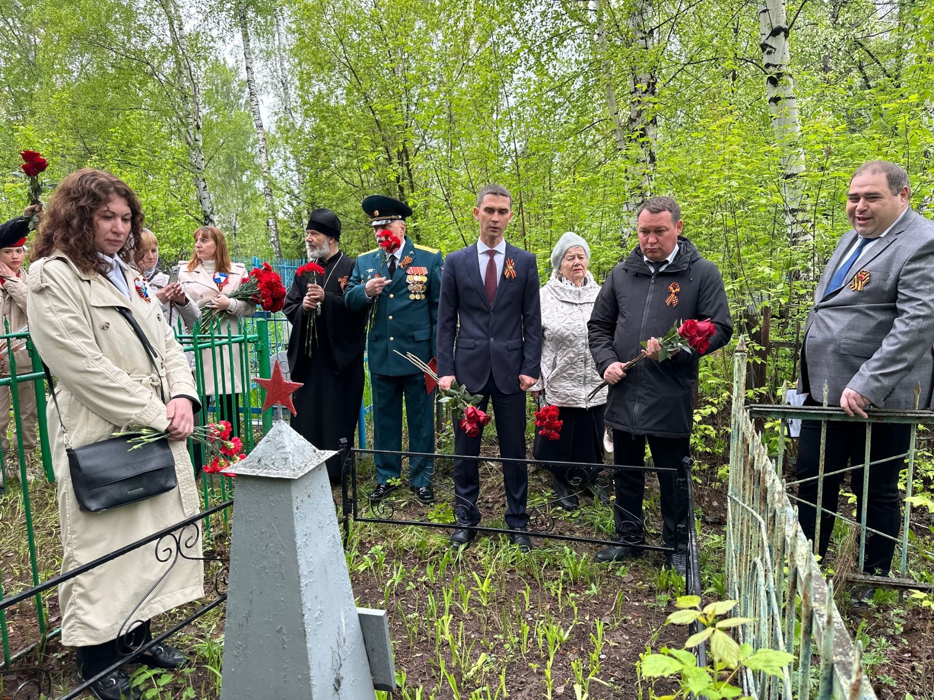 Руководство города возложили цветы на могилы Героев Советского Союза