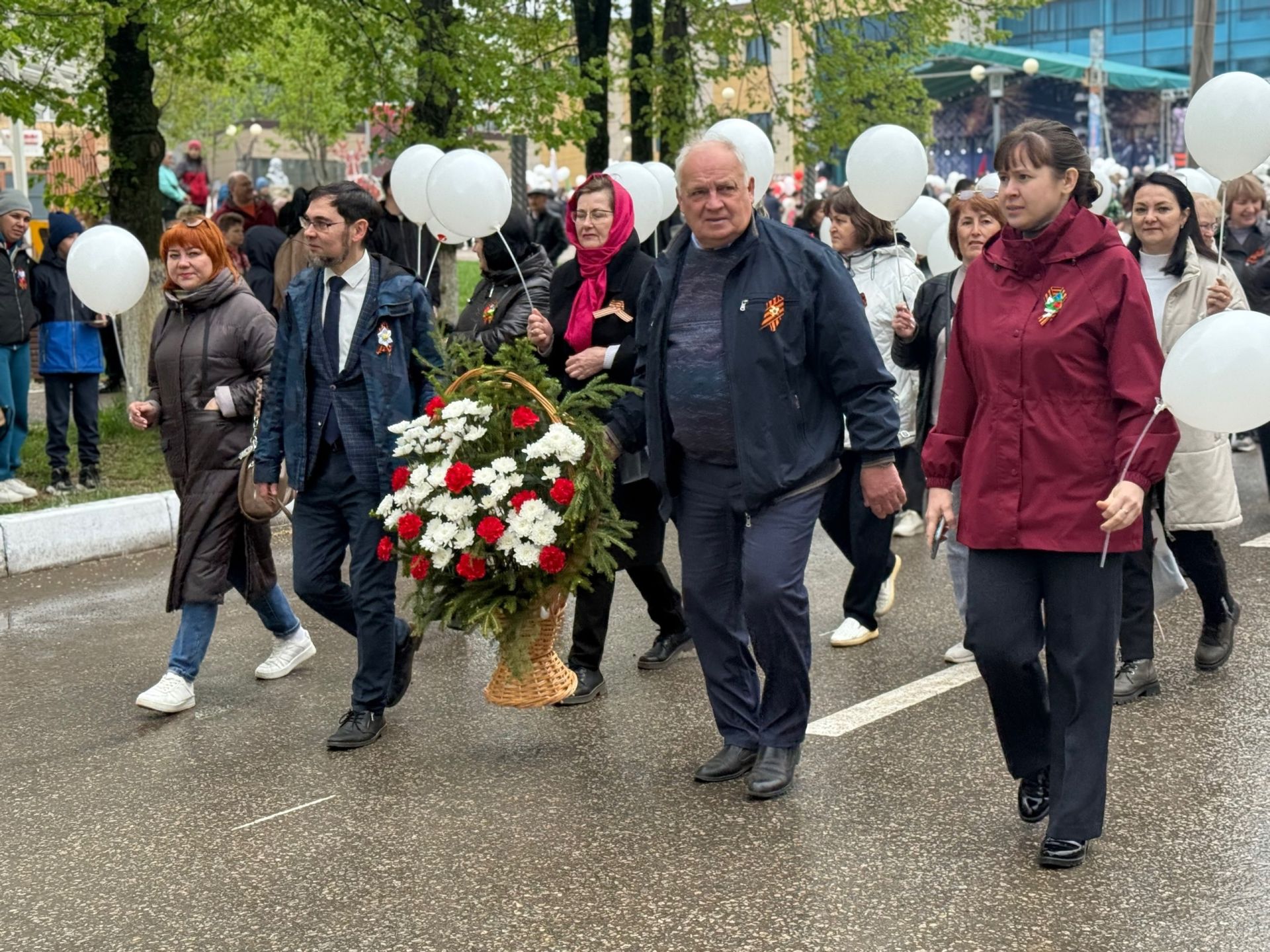 В День Победы в Менделеевске праздничное шествие колонн организовали по аллее Героев