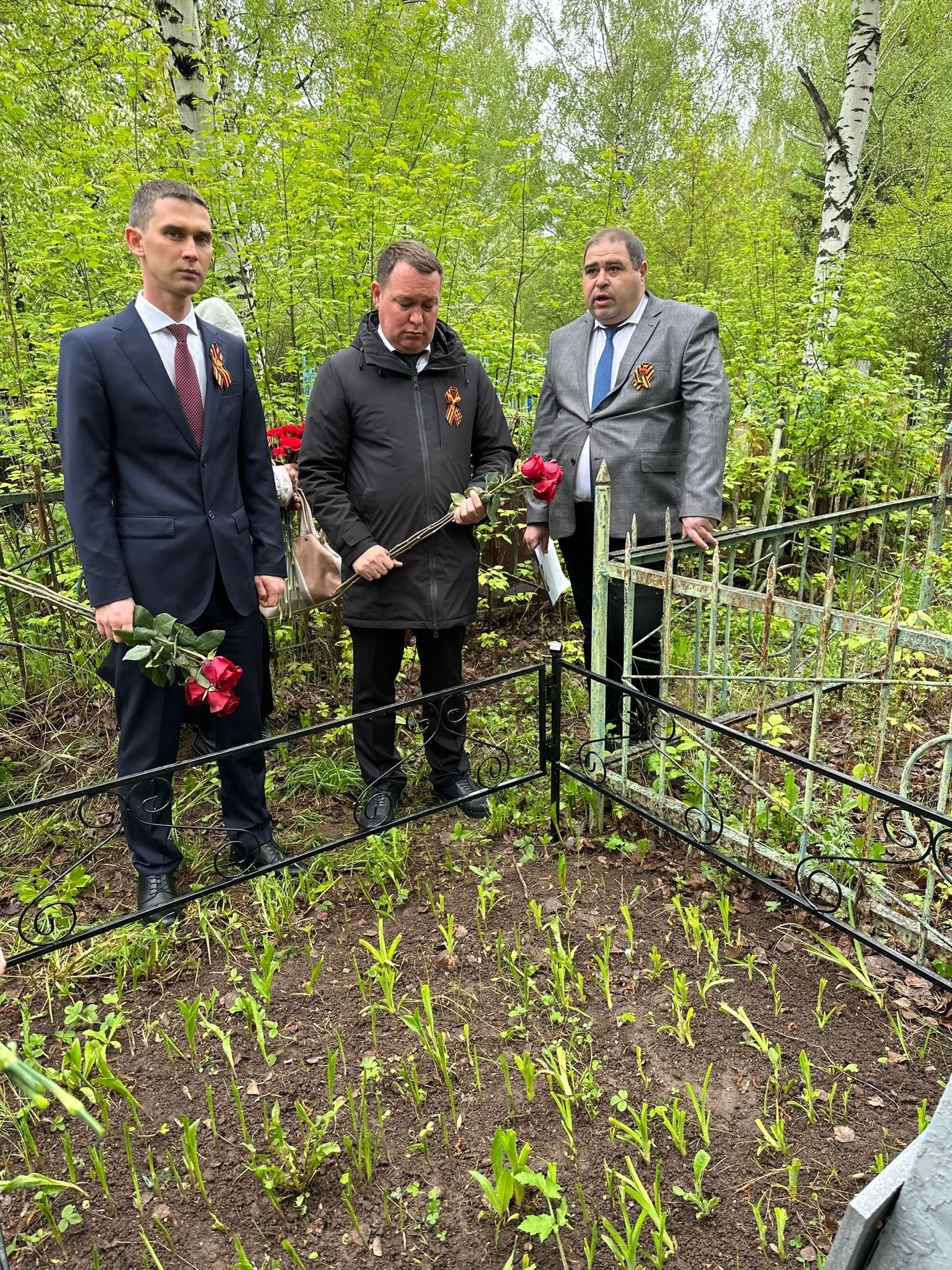 Руководство города возложили цветы на могилы Героев Советского Союза