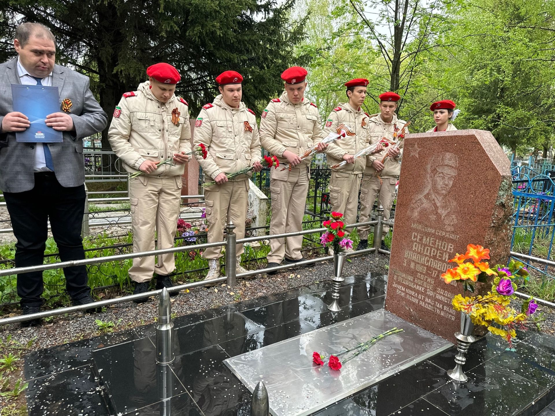 Руководство города возложили цветы на могилы Героев Советского Союза
