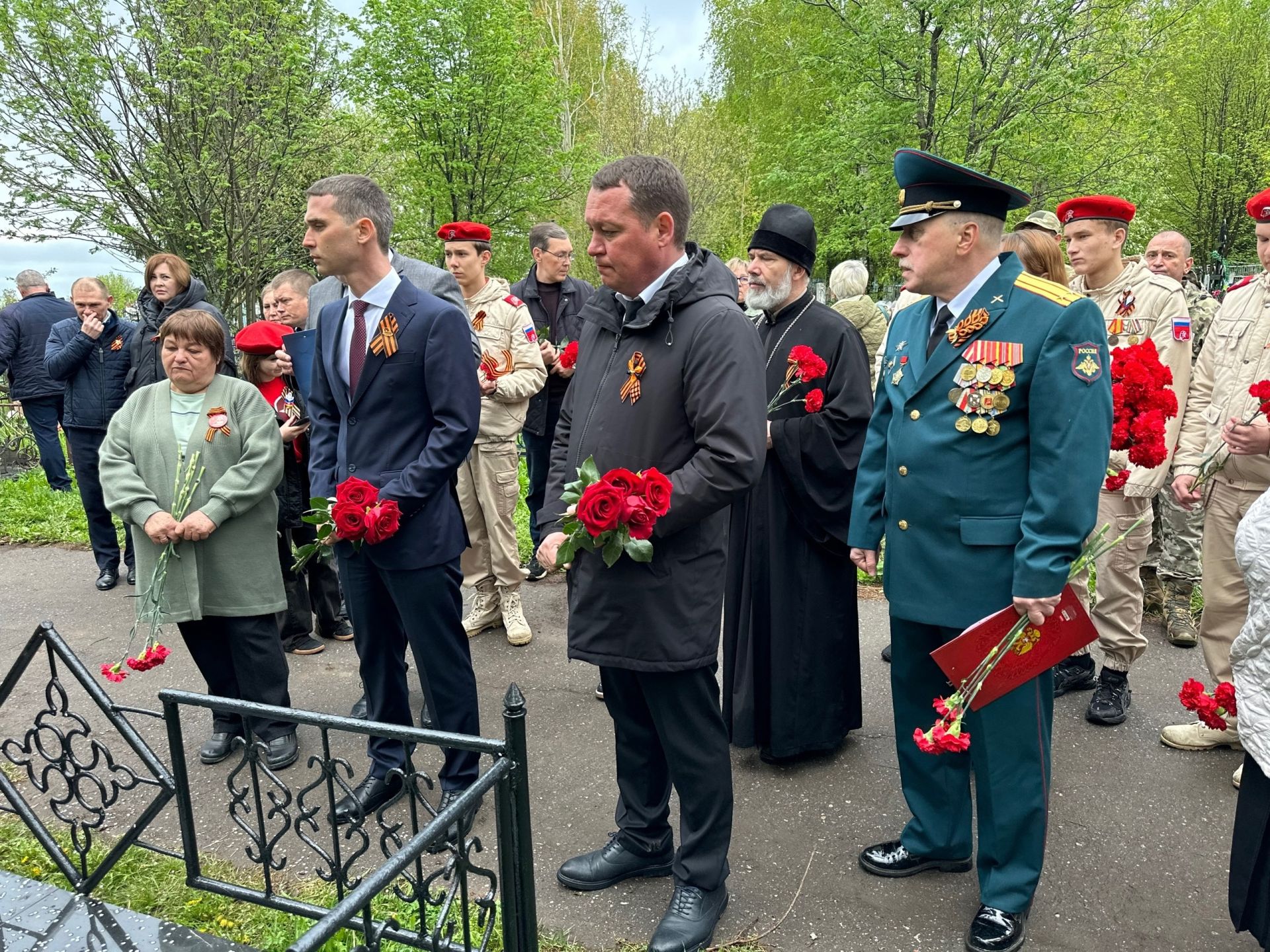 Руководство города возложили цветы на могилы Героев Советского Союза