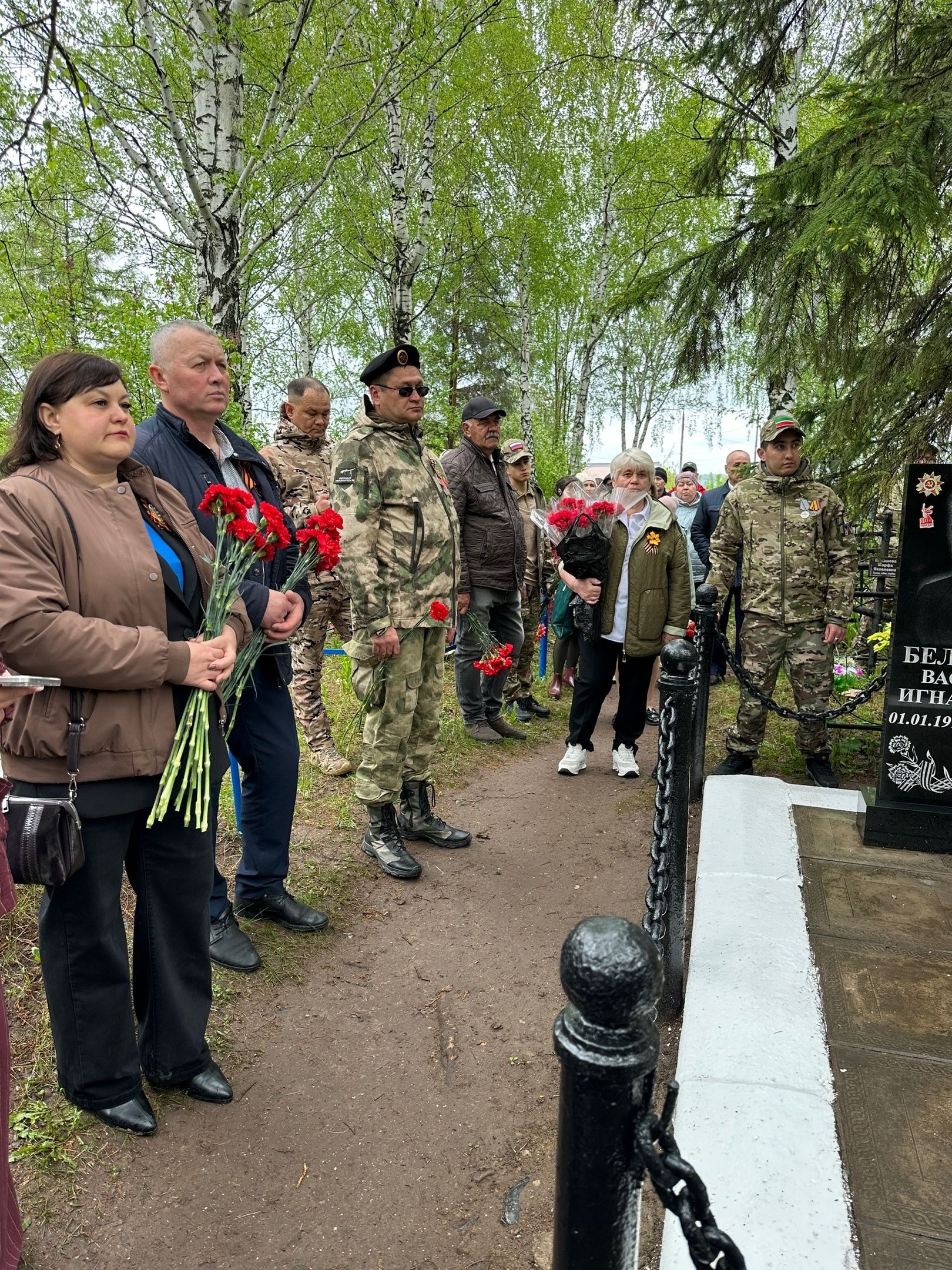 Руководство города возложили цветы на могилы Героев Советского Союза