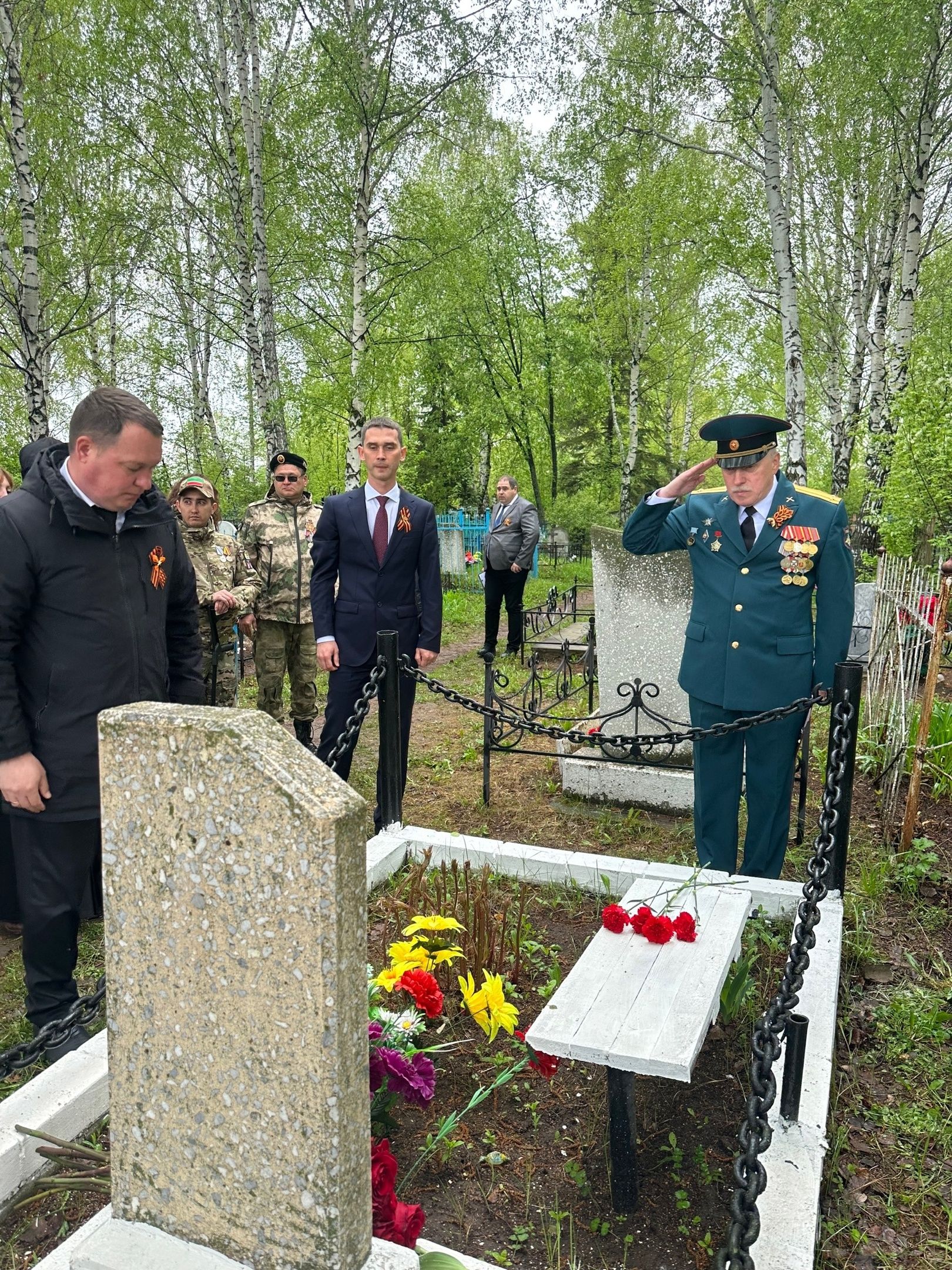 Руководство города возложили цветы на могилы Героев Советского Союза