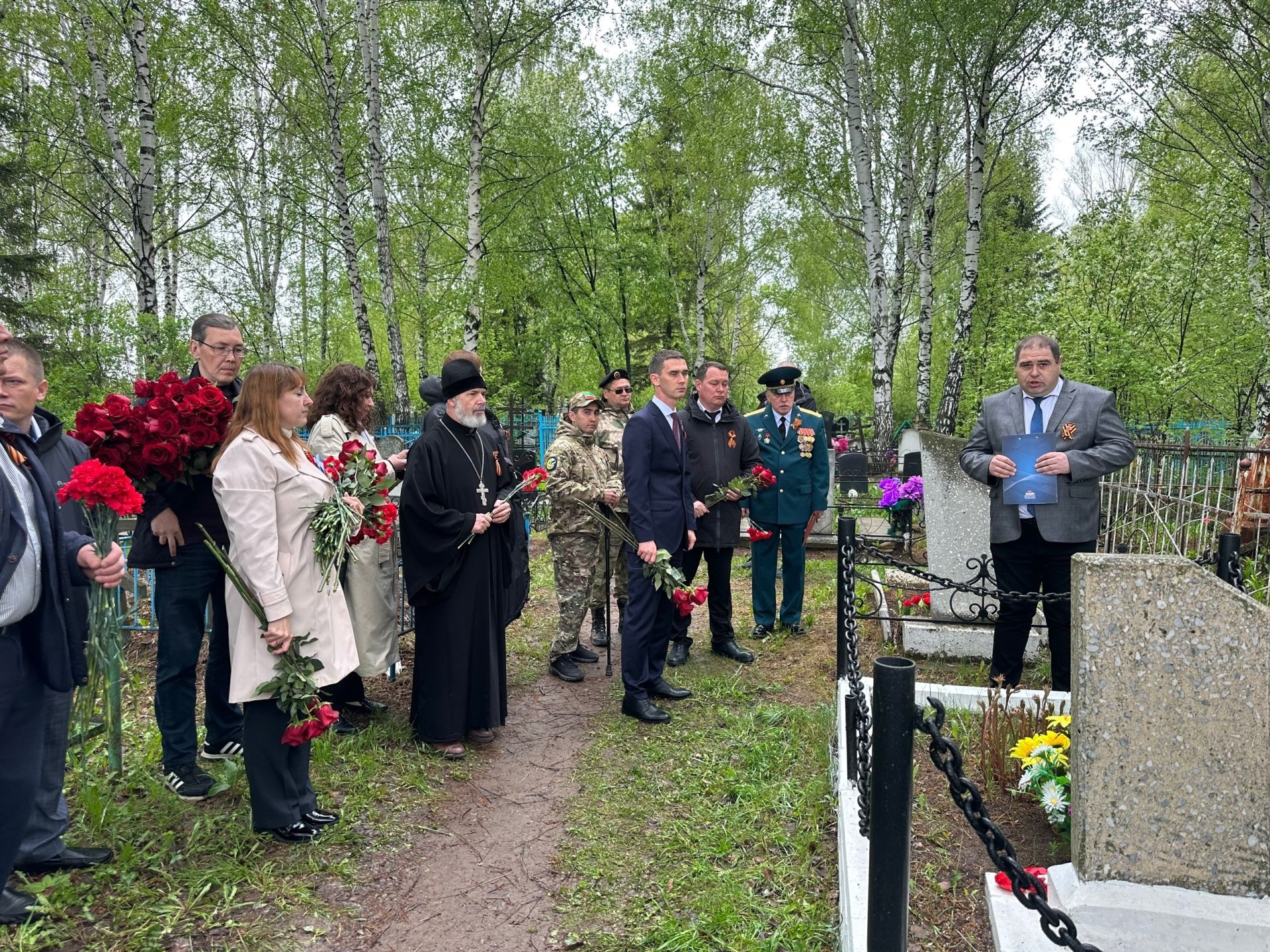 Руководство города возложили цветы на могилы Героев Советского Союза
