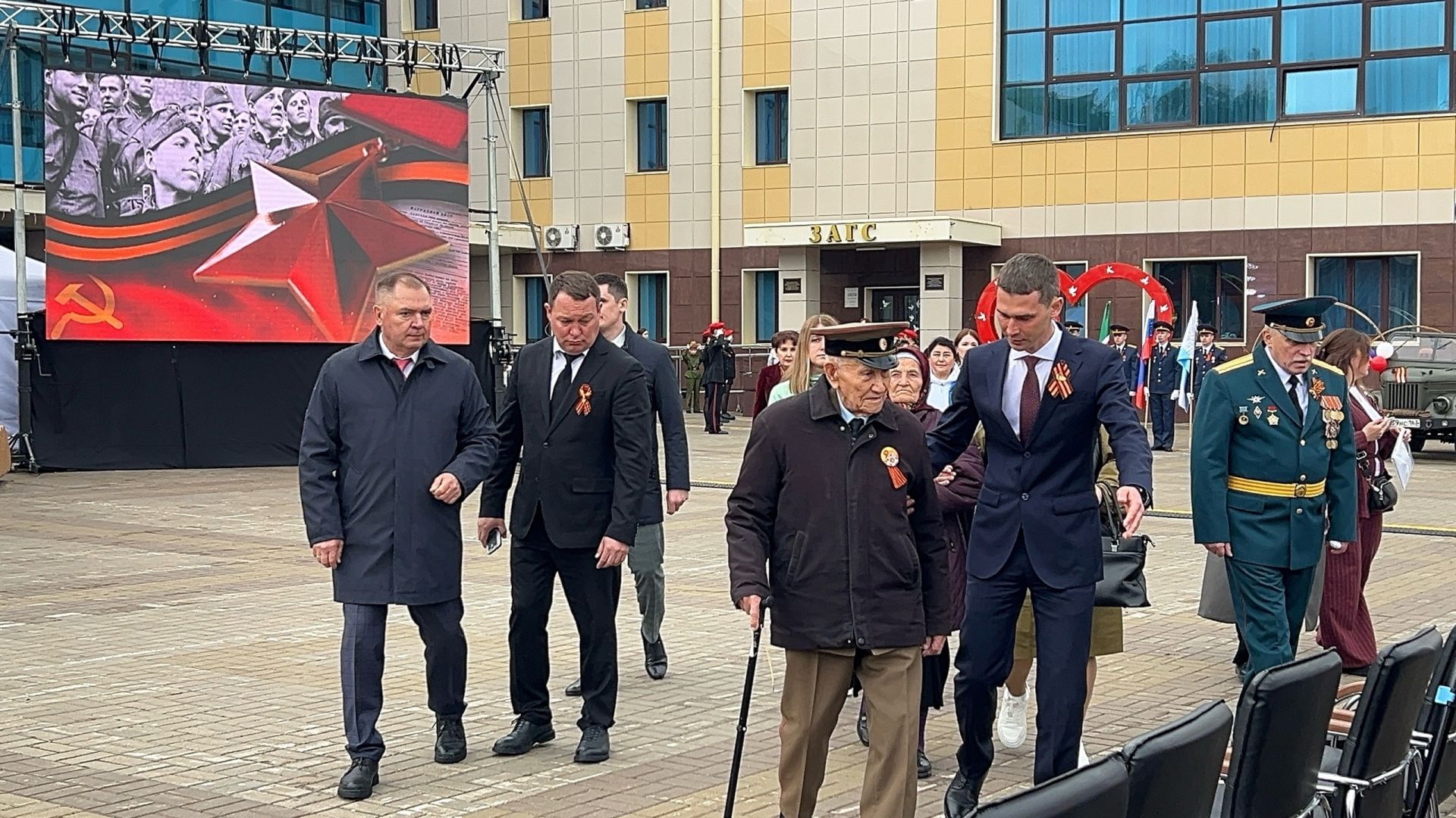 В Менделеевске торжественное празднование 80-летия Победы началось с проникновенной вокально-хореографической композиции