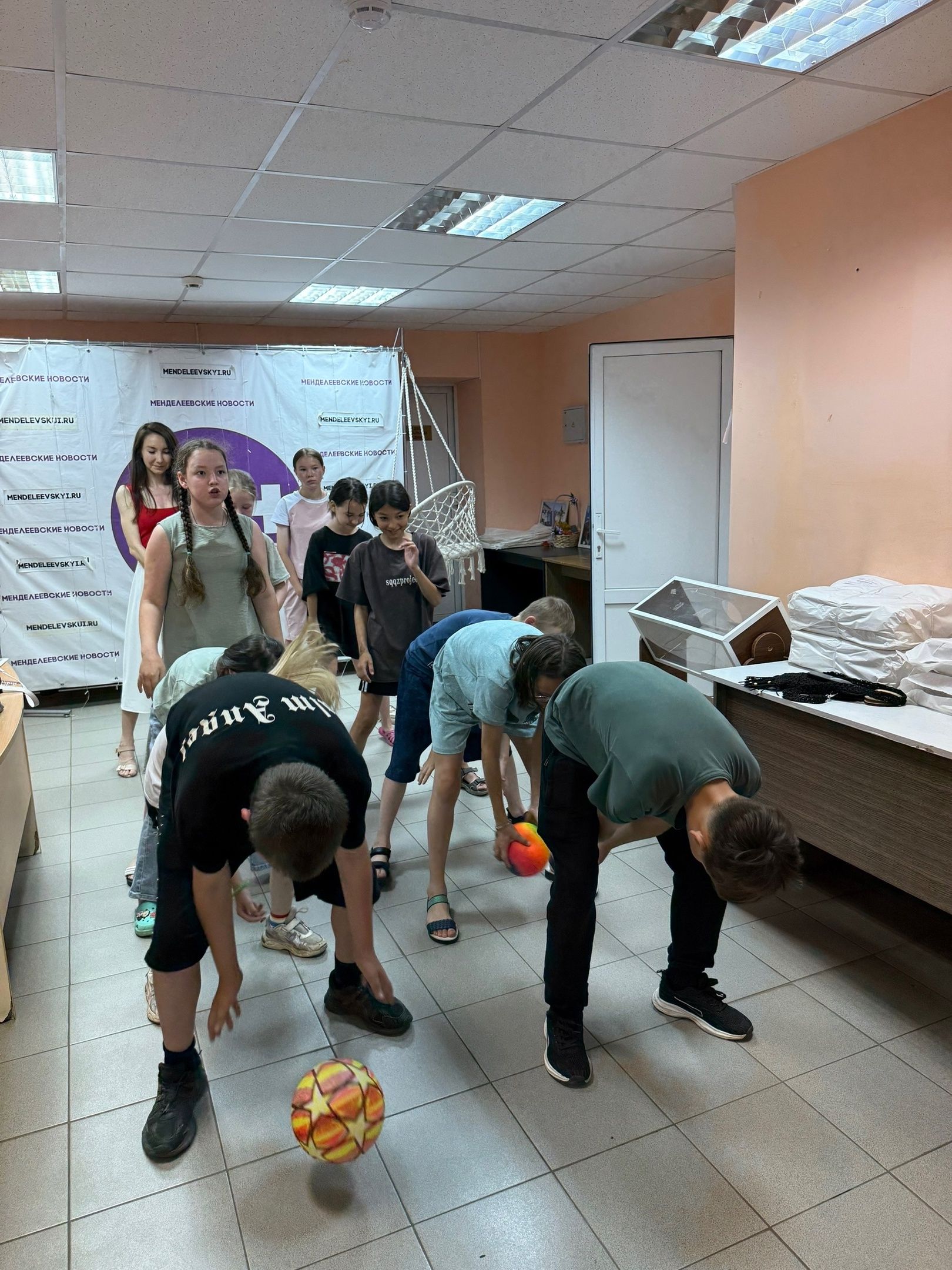 Экскурсия в мир журналистики: школьники из Монашево побывали в редакции «Менделеевских новостей»
