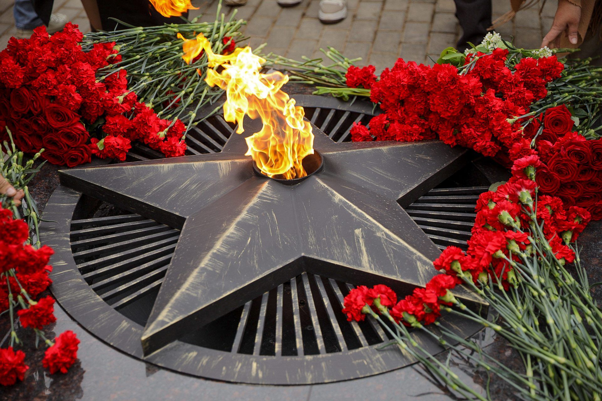 Госдума усиливает ответственность за осквернение воинских захоронений и мемориалов