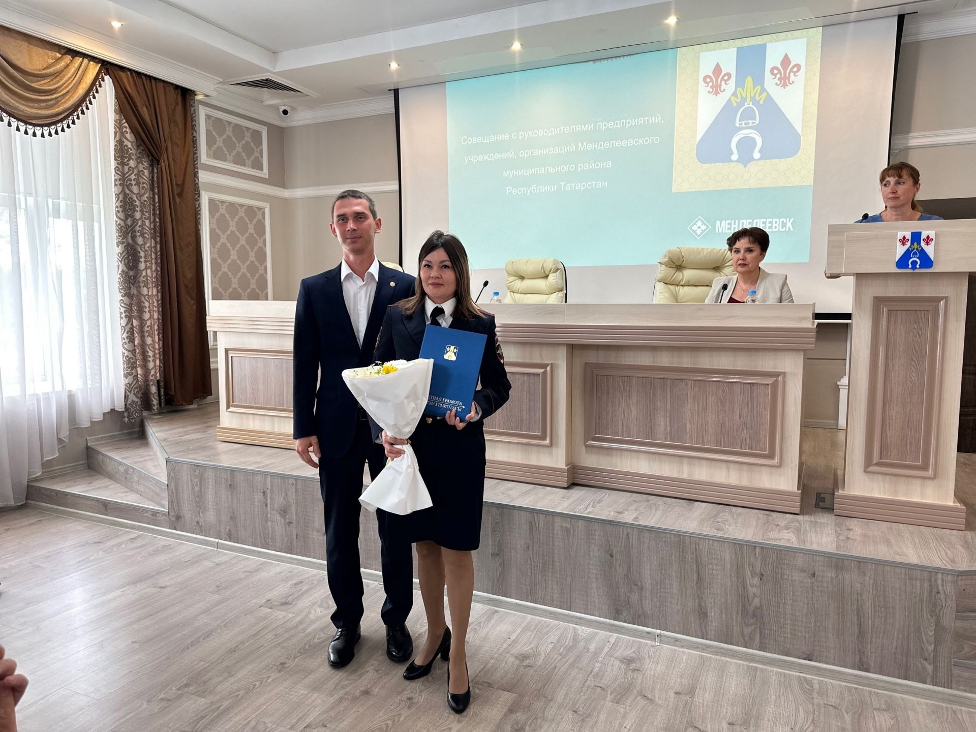 Деловой понедельник начался с поздравлений