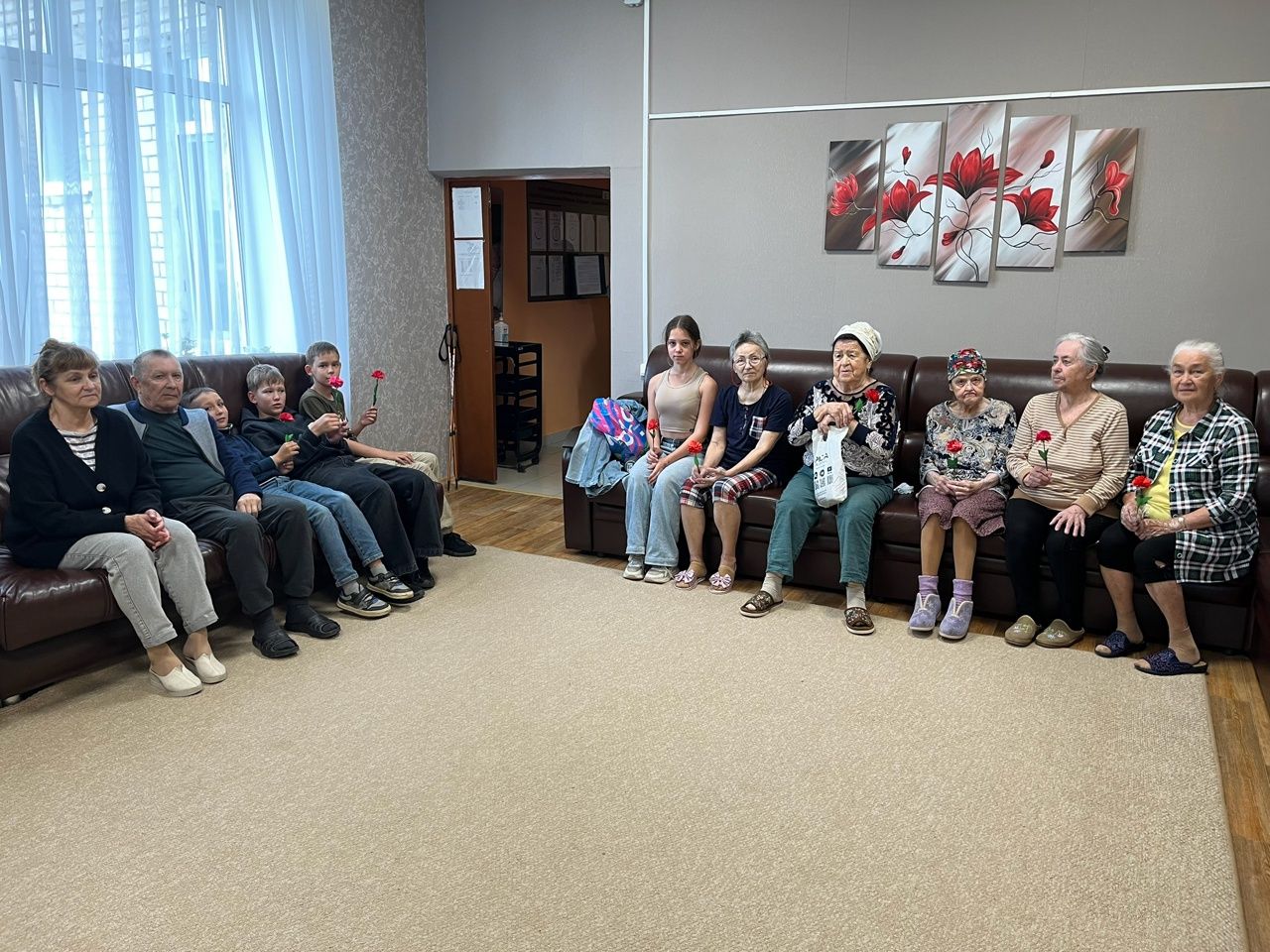В Менделеевске провели мастер-класс «Гвоздики ко Дню памяти и скорби»