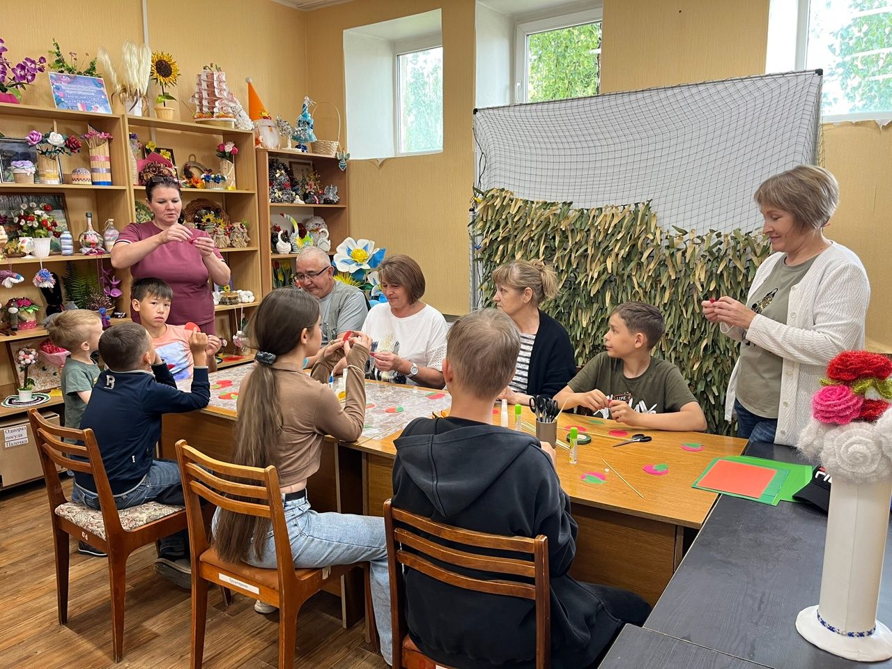 В Менделеевске провели мастер-класс «Гвоздики ко Дню памяти и скорби»