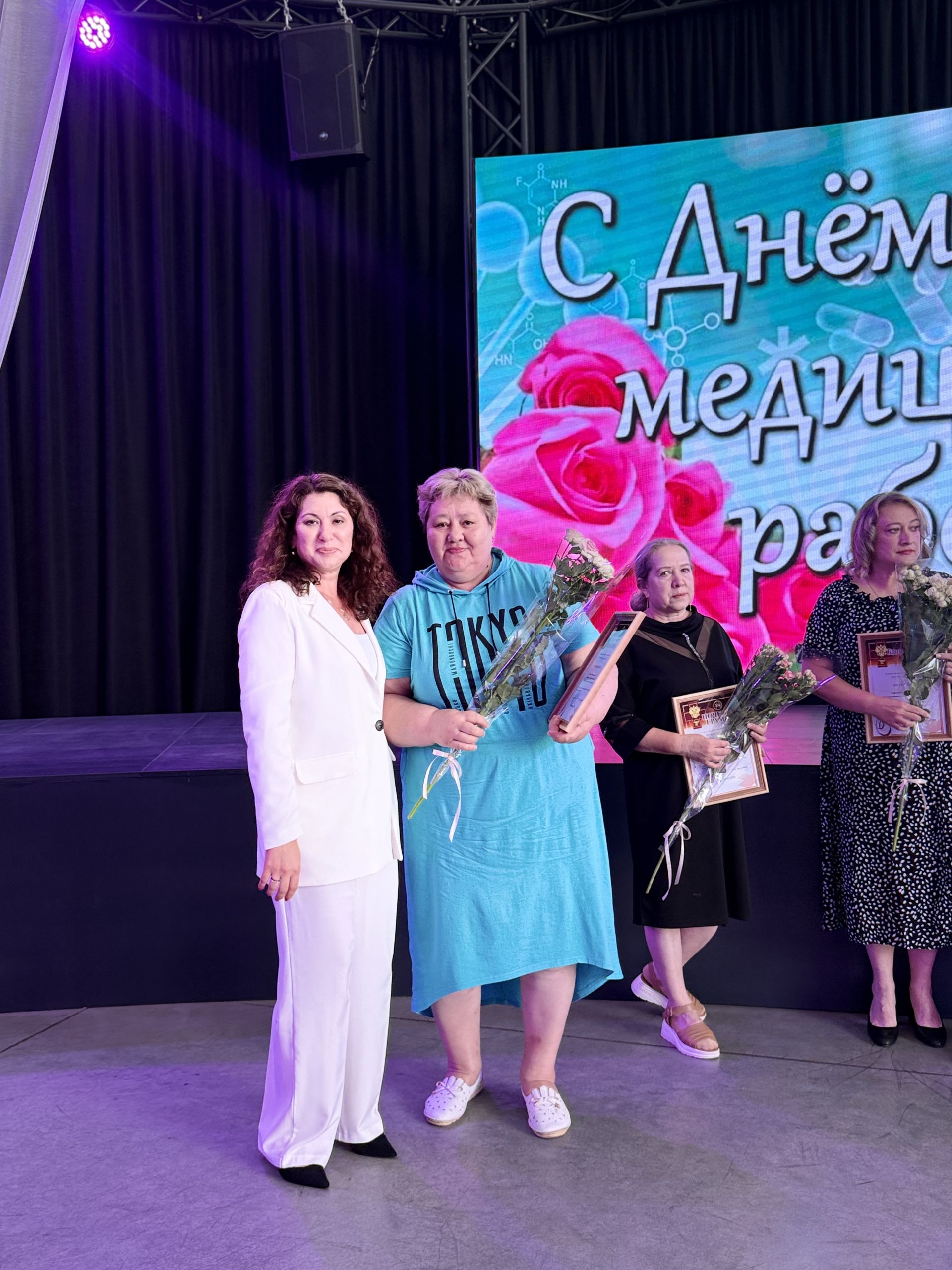 «Ангелы в белых халатах»: в Менделеевске чествовали лучших медицинских работников