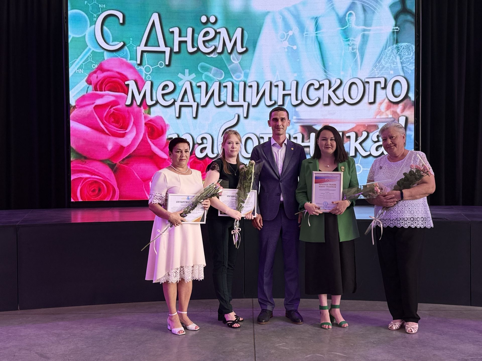 «Ангелы в белых халатах»: в Менделеевске чествовали лучших медицинских работников