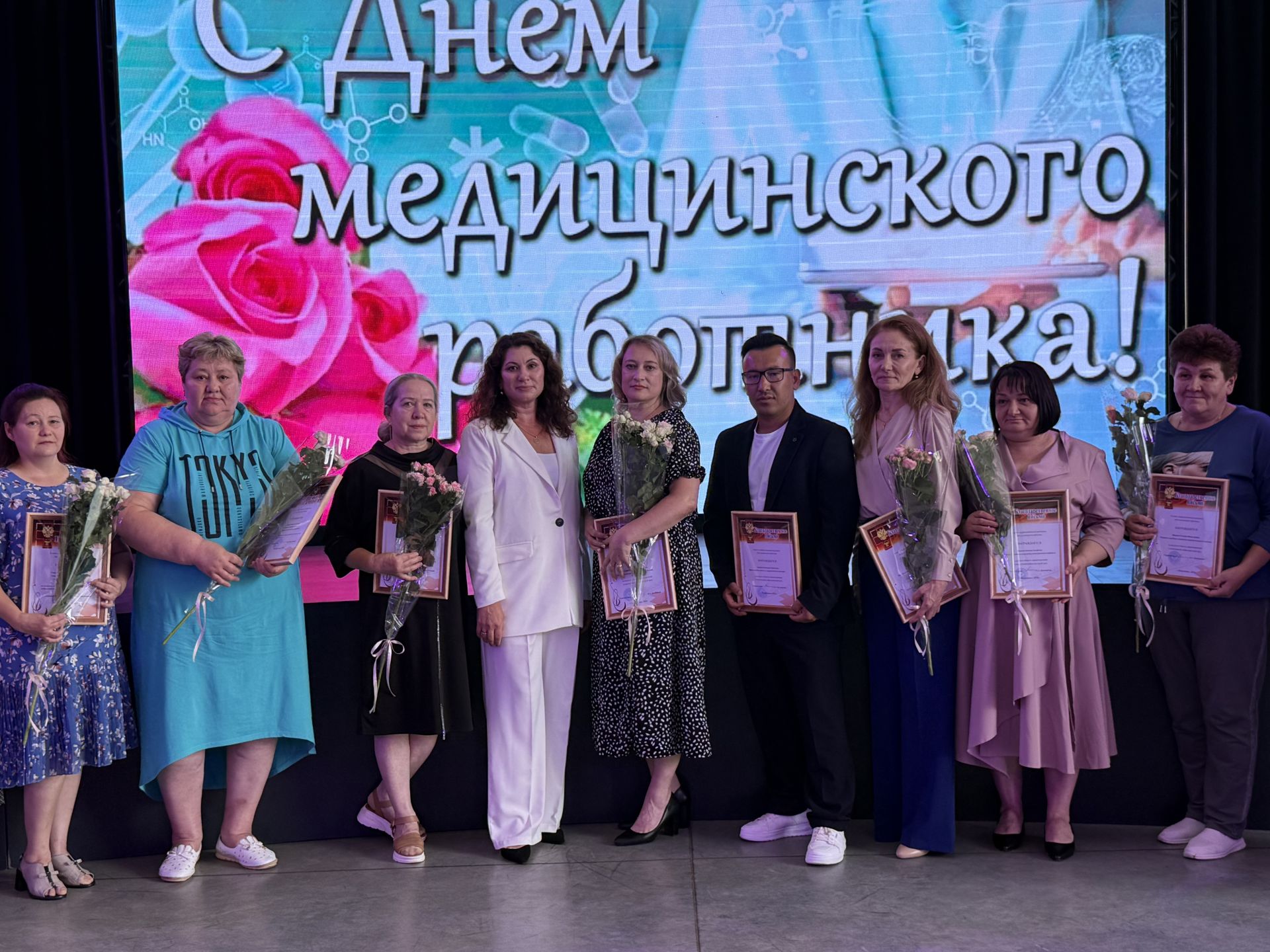 «Ангелы в белых халатах»: в Менделеевске чествовали лучших медицинских работников