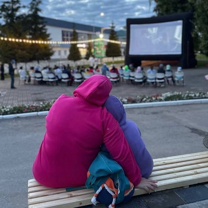 В Менделеевске прошел уличный кинопоказ фильма «Красные ленты»