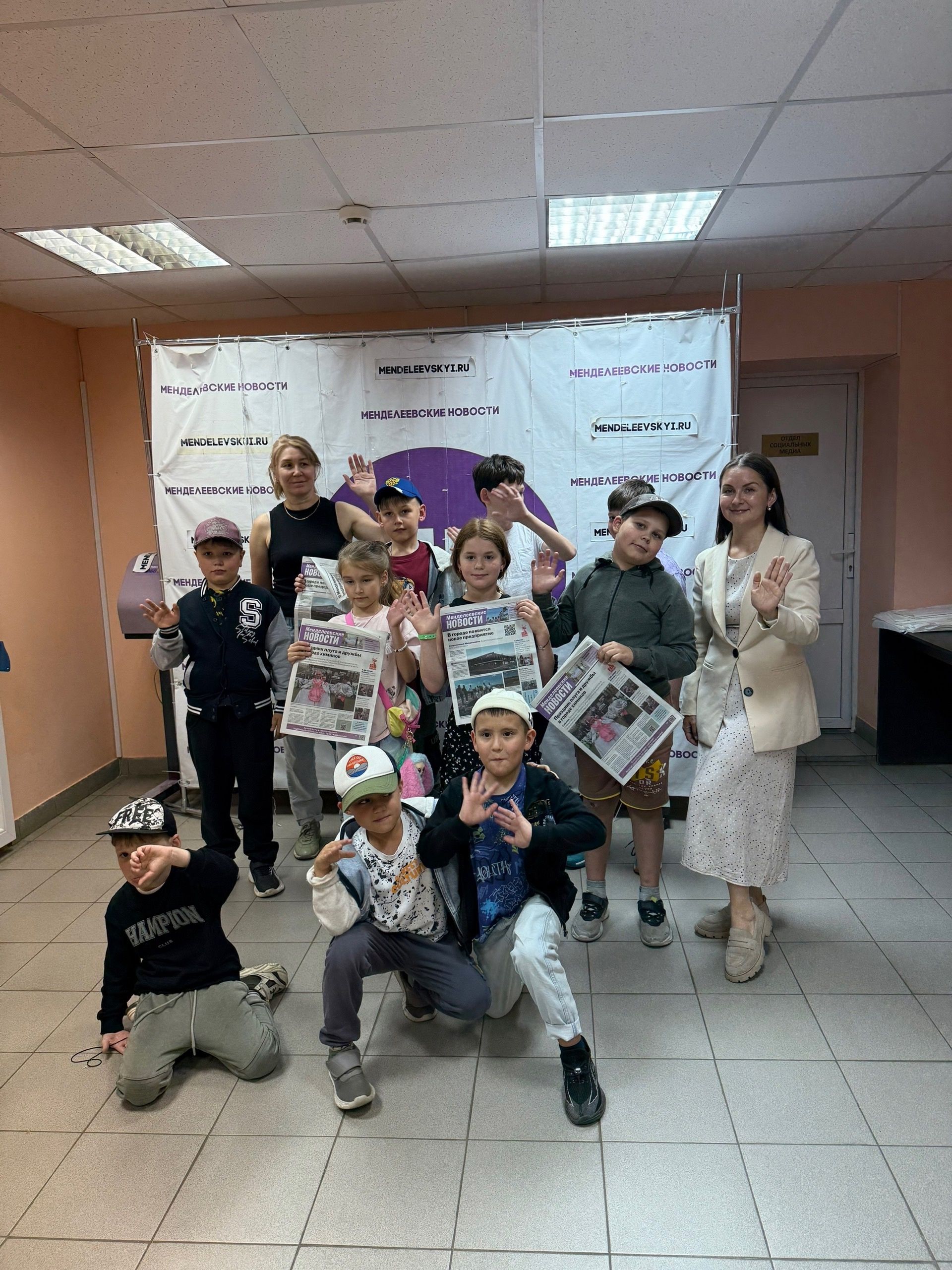 Дети из пришкольного лагеря «Менделеевская долина» посетили редакцию «Менделеевские новости»