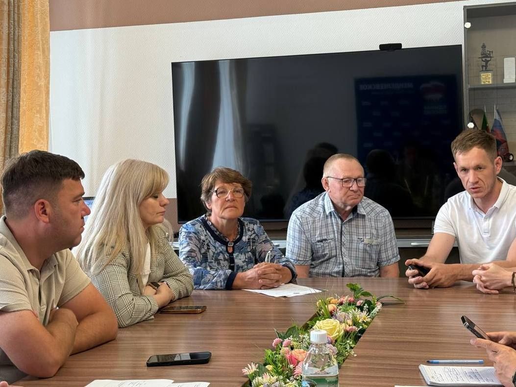На приеме граждан в Менделеевске обсудили вопросы водоснабжения, земельного оформления, ночного шума и парковки для инвалидов