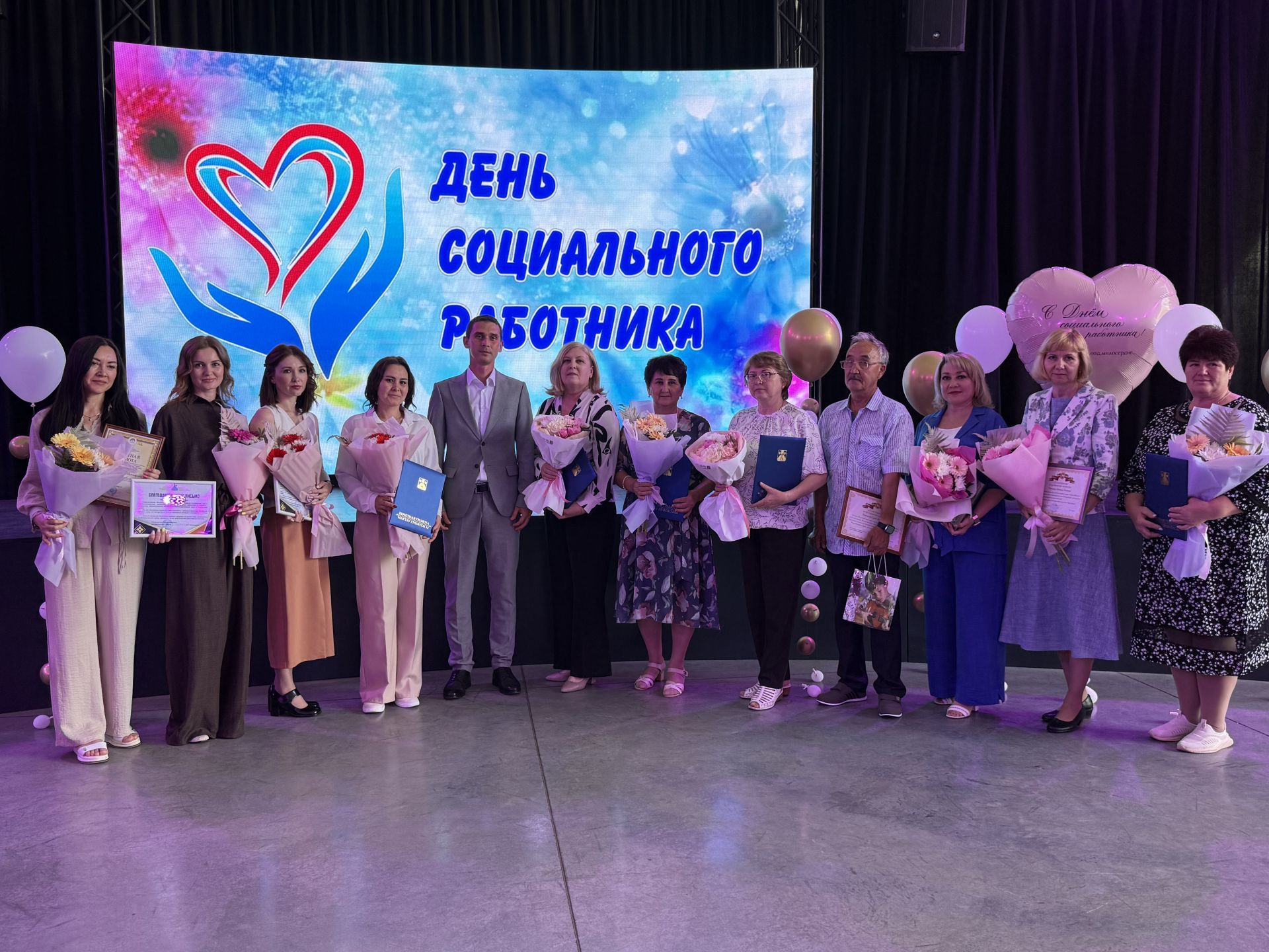 Социальных работников Менделеевска поздравили с профессиональным праздником и вручили награды